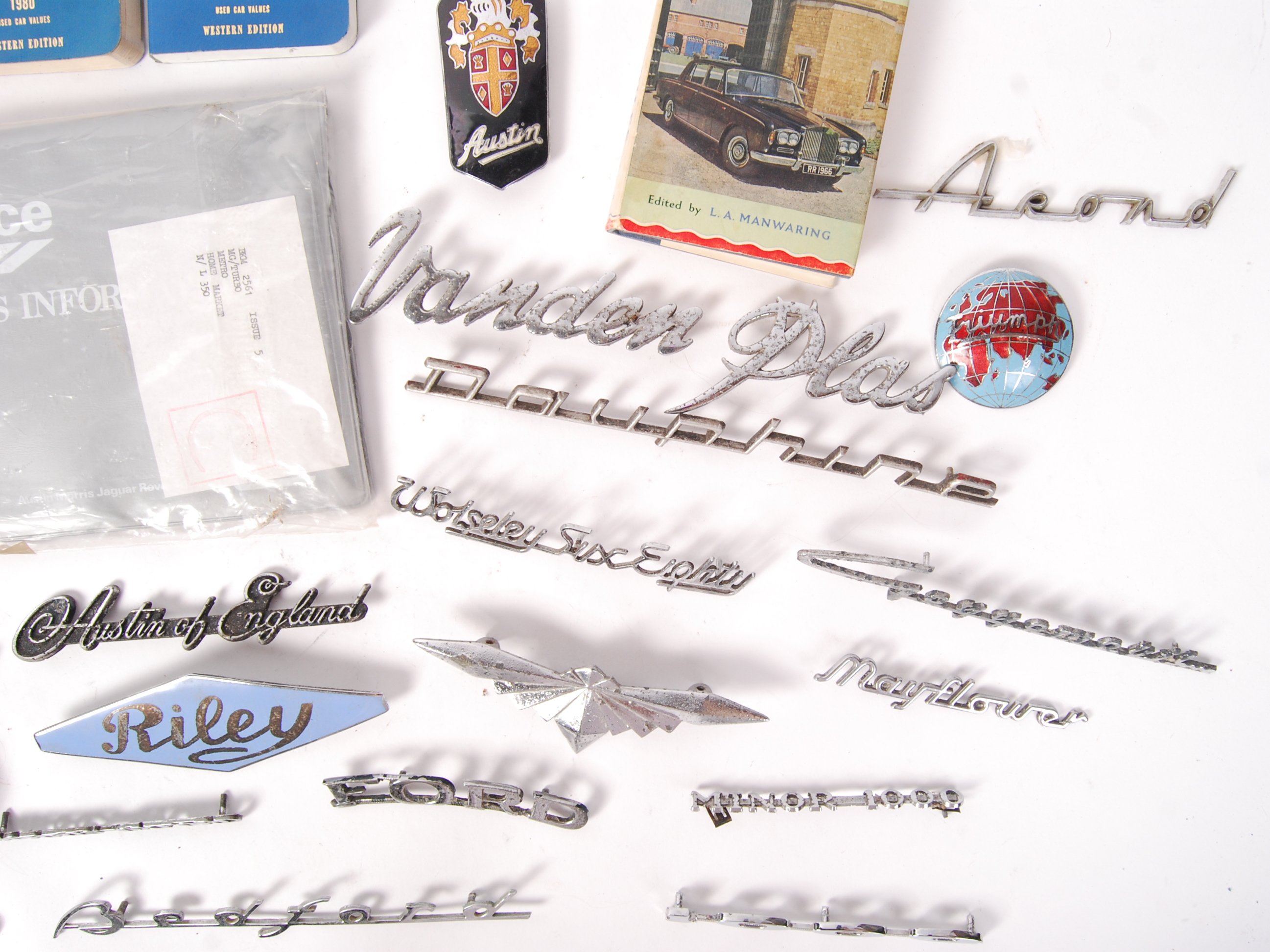 LARGE COLLECTION OF VINTAGE CLASSIC CAR BADGES & RELATED - Image 2 of 5