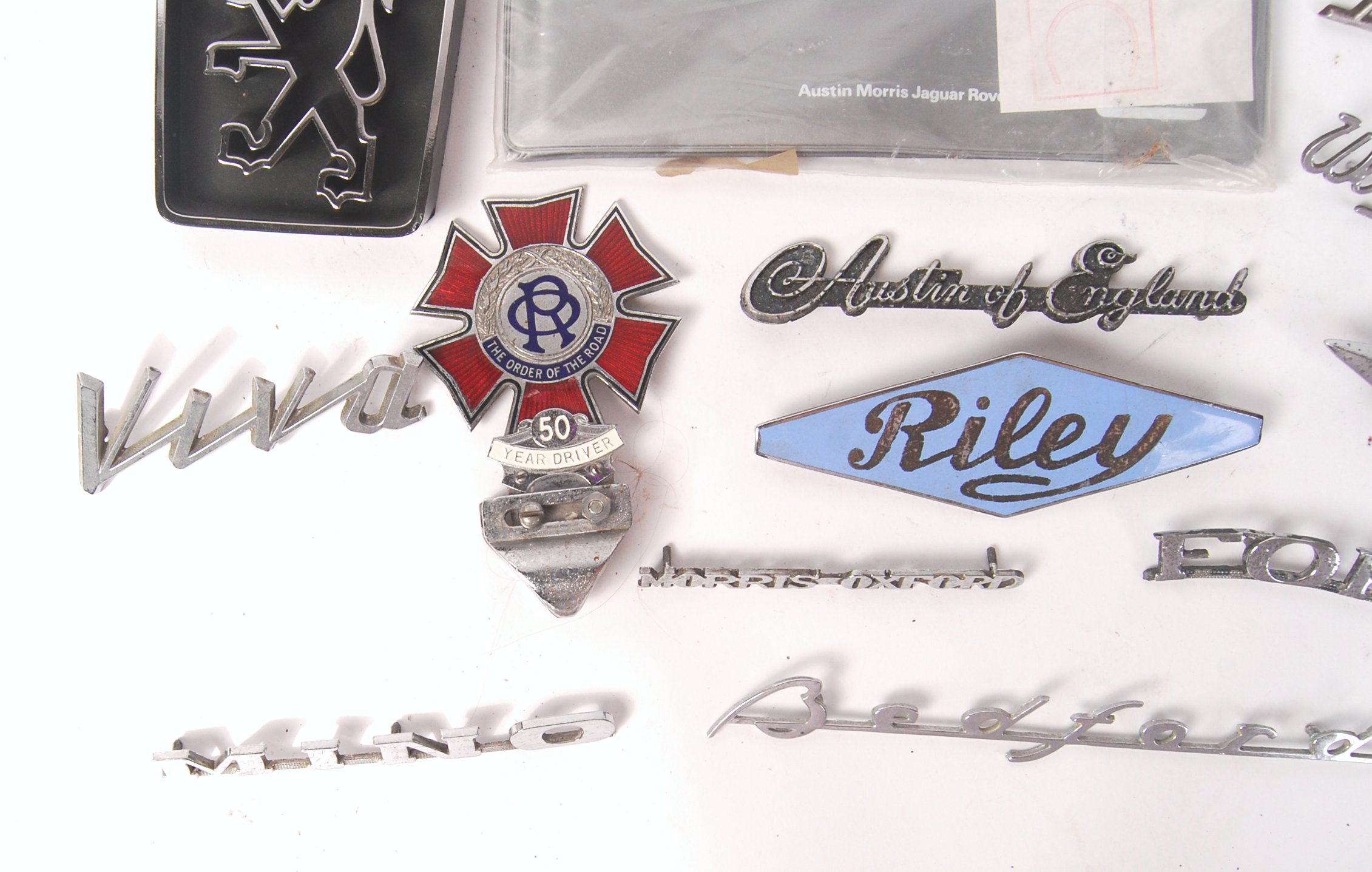 LARGE COLLECTION OF VINTAGE CLASSIC CAR BADGES & RELATED - Image 4 of 5