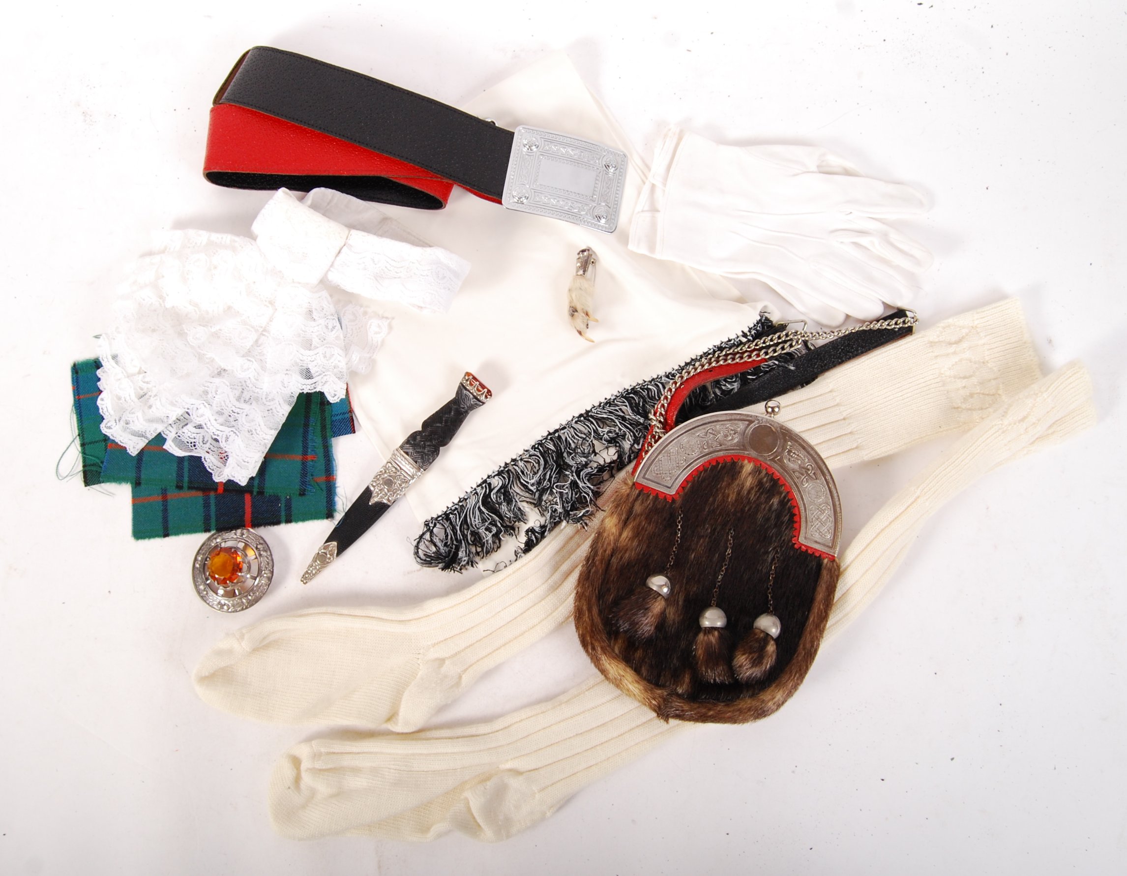 20TH CENTURY SCOTTISH HIGHLAND PIPER UNIFORM ACCESSORIES