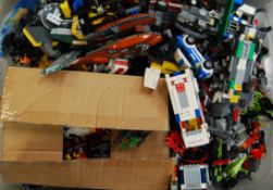 LARGE COLLECTION OF ASSORTED LOOSE AND MADE LEGO MODELS