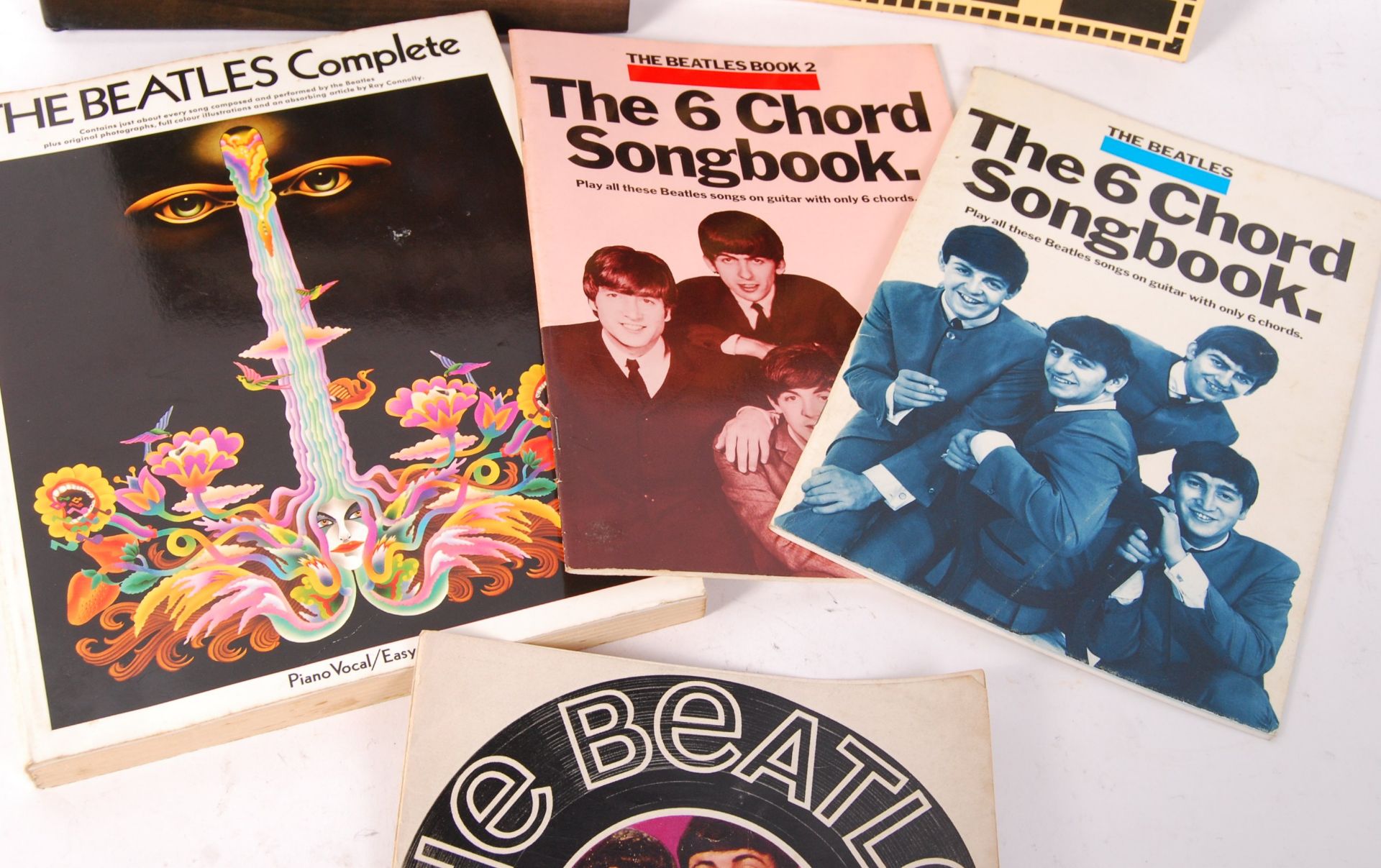 THE BEATLES - ASSORTED PUBLICATIONS & BOOKS - Bild 2 aus 4