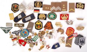 ASSORTED 20TH CENTURY MILITARIA - BADGES, PATCHES,