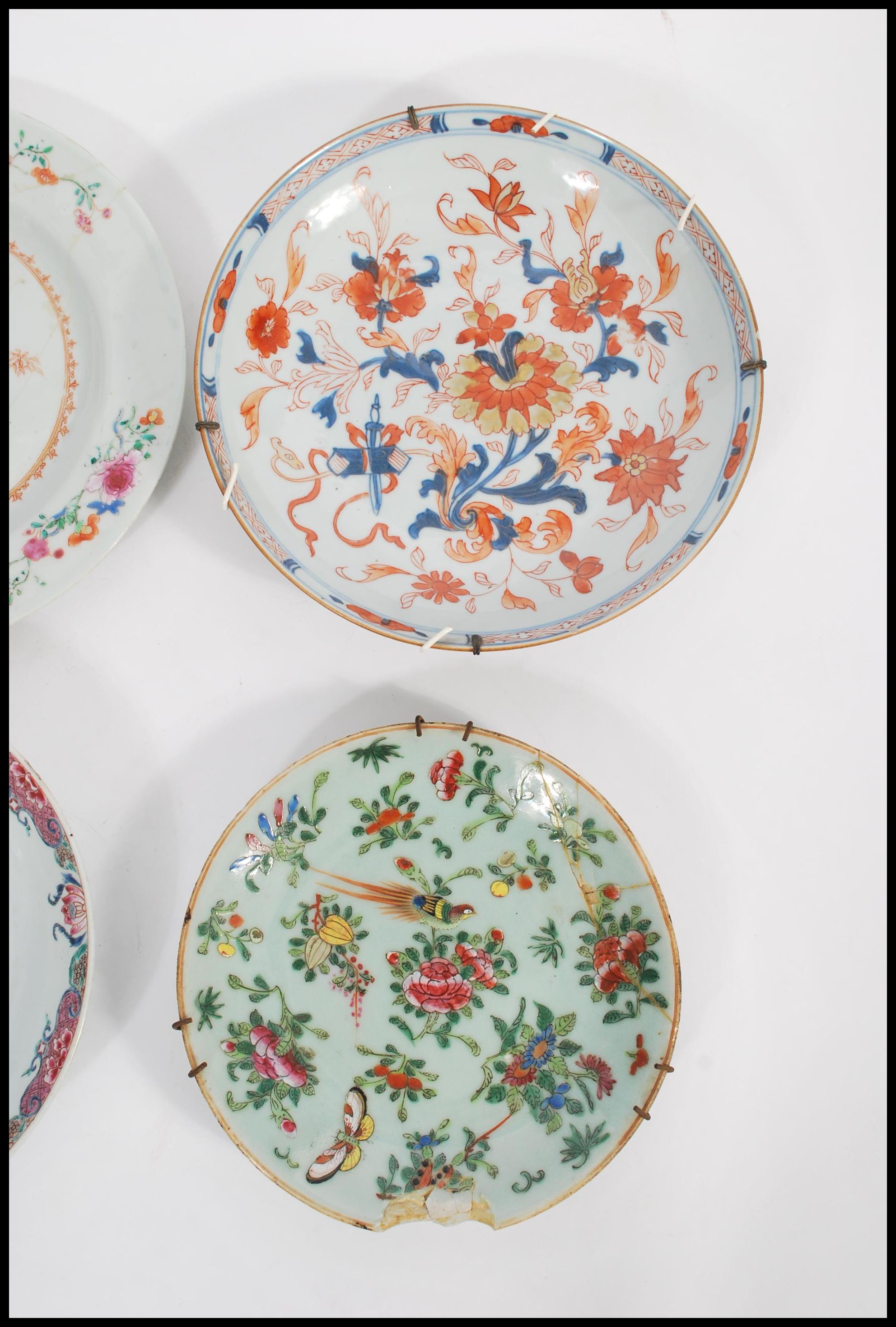 A collection of 18th & 19th century Chinese ceramics to include an Imari plate, famille rose plate - Image 4 of 5