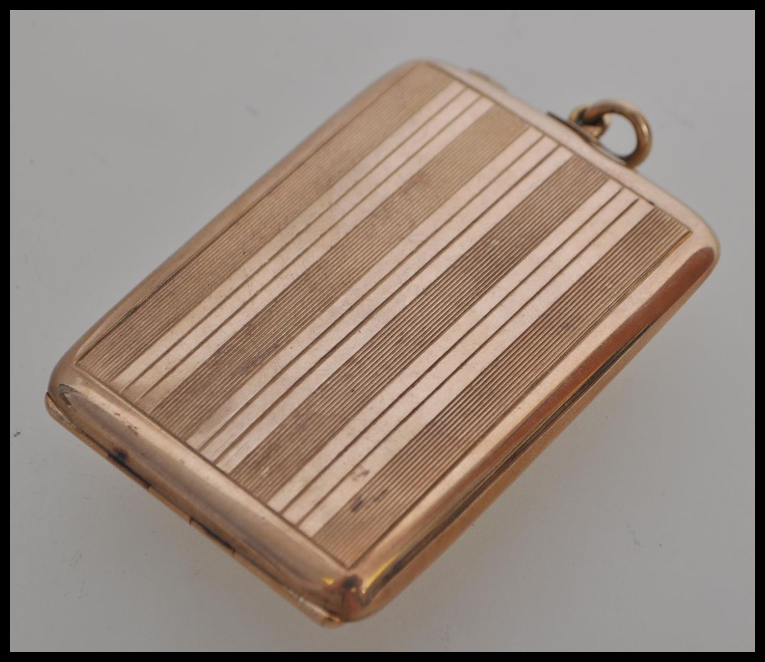 A stamped 375 9ct gold vesta case of square form having striped engraved decoration and loop to - Image 2 of 4