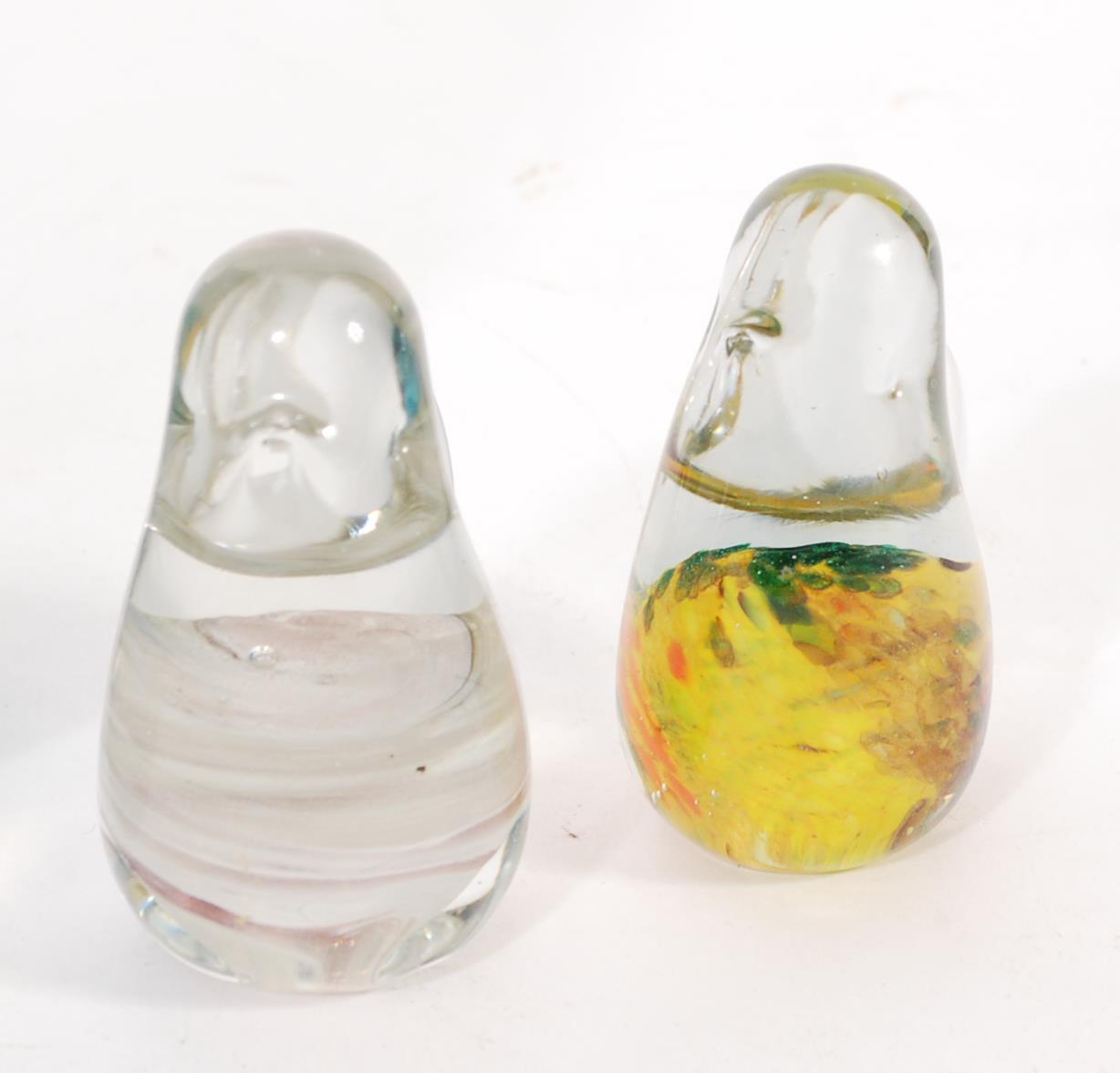 A selection of Mdina glassware to include a green and yellow swirl paperweight, two swirl - Image 4 of 5