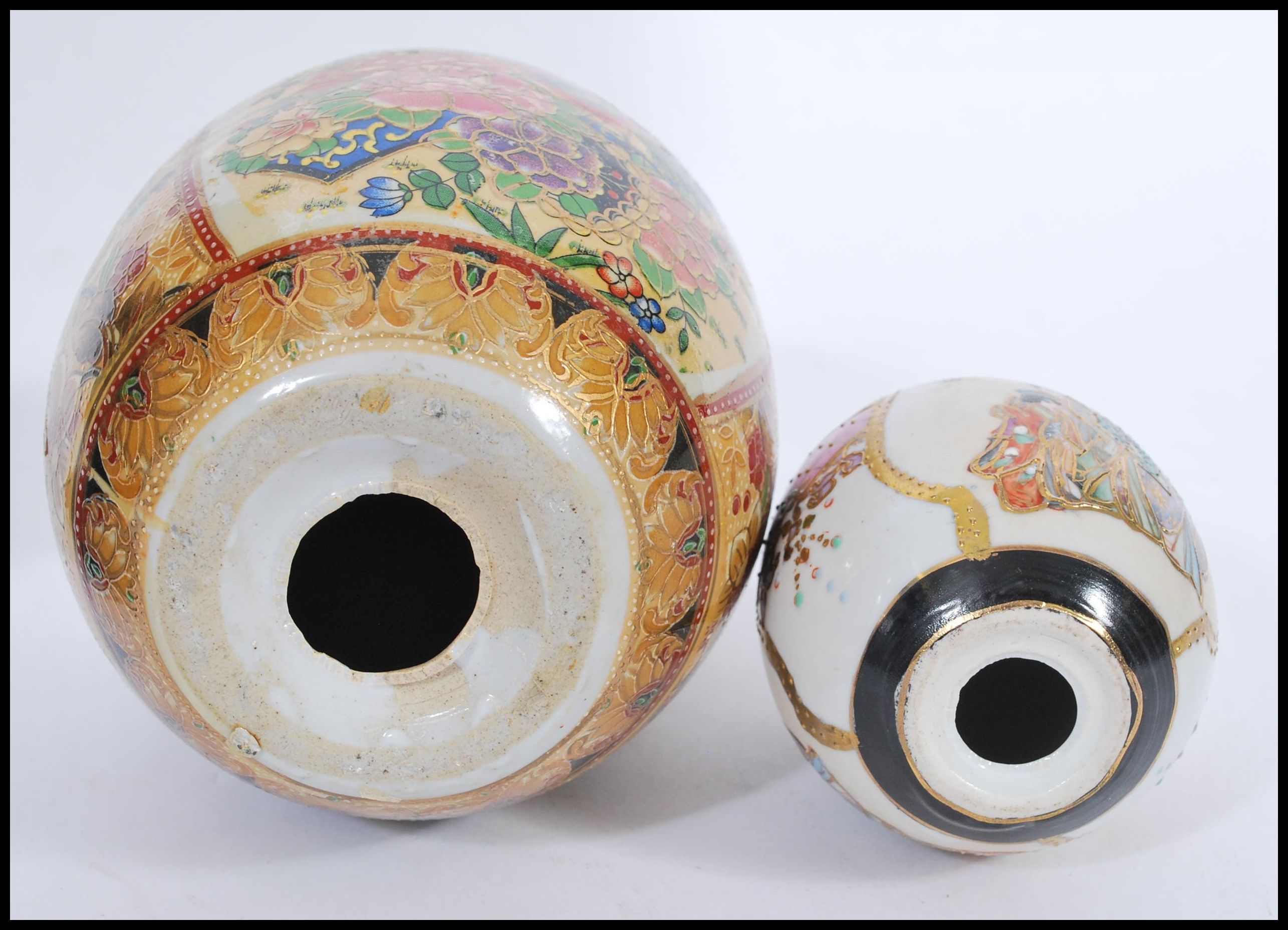 A group of three vintage 20th century Japanese ceramic eggs to include a large example on ebonised - Image 5 of 6