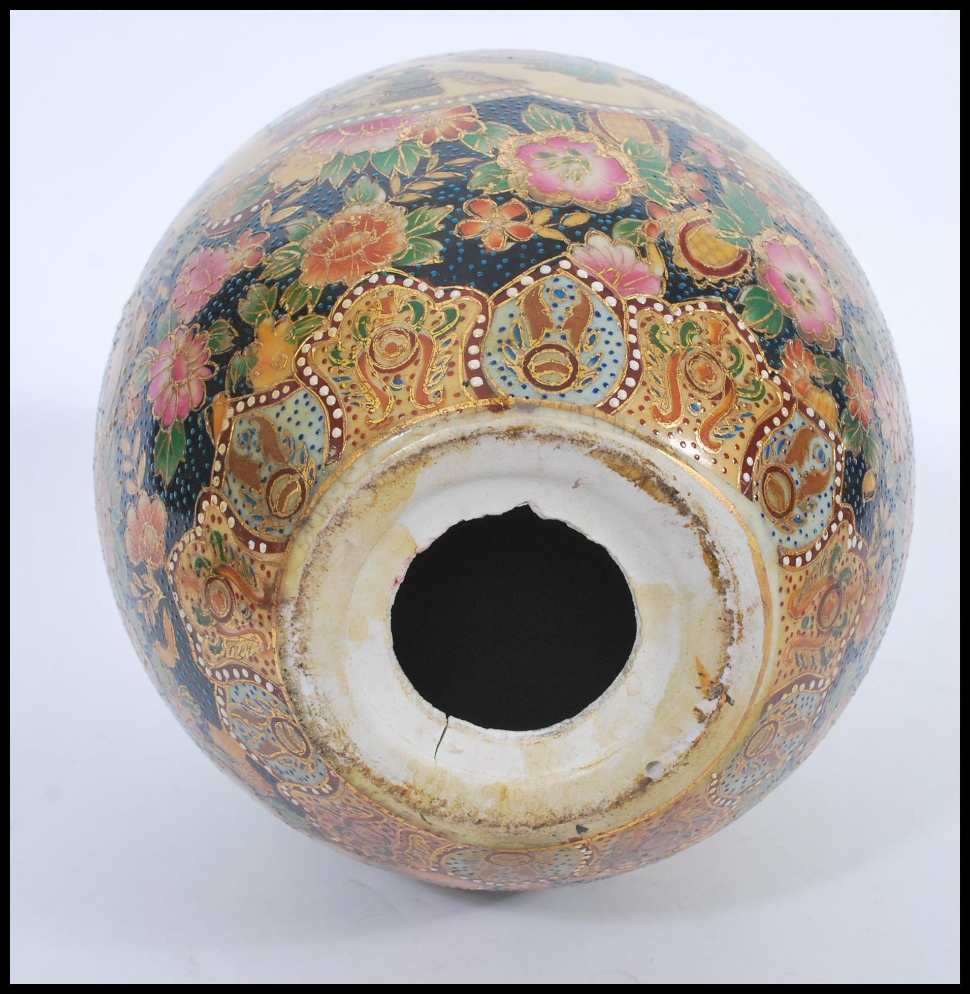 A group of three vintage 20th century Japanese ceramic eggs to include a large example on ebonised - Image 6 of 6