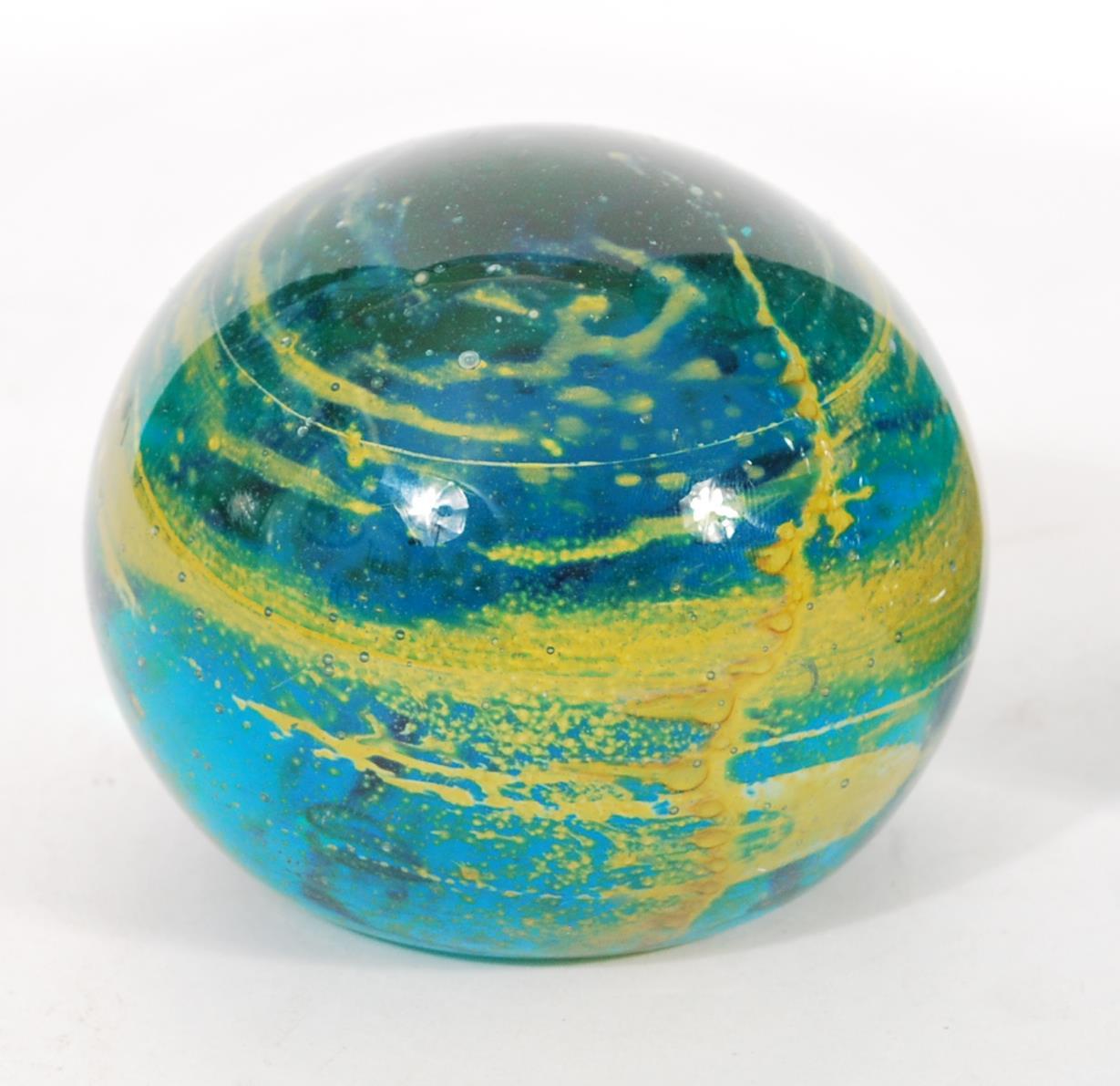 A selection of Mdina glassware to include a green and yellow swirl paperweight, two swirl - Image 2 of 5