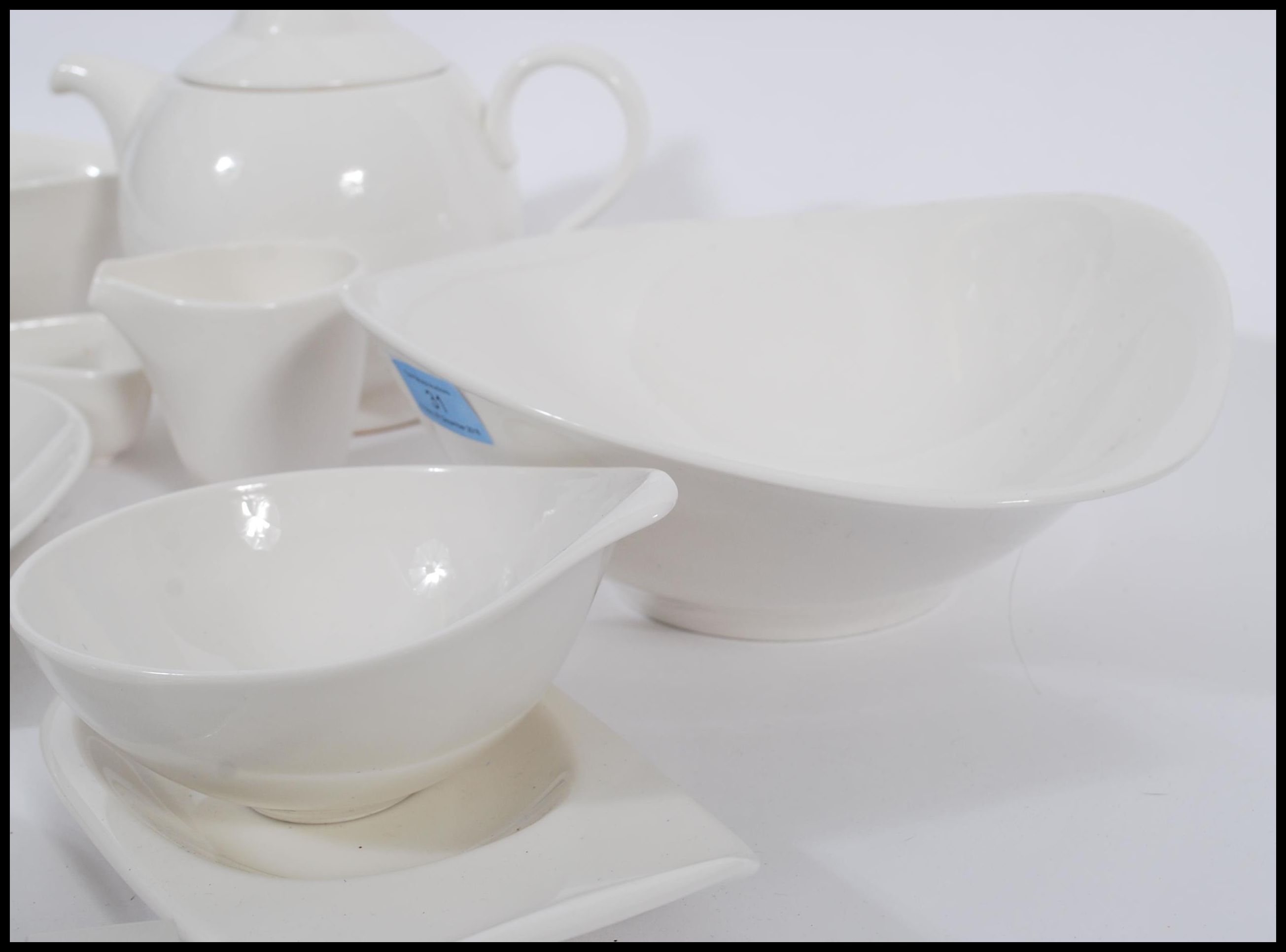 A Villeroy & Boch ' New Wave Premium ' part dinner and tea service, consisting of tea pot, serving - Image 4 of 7