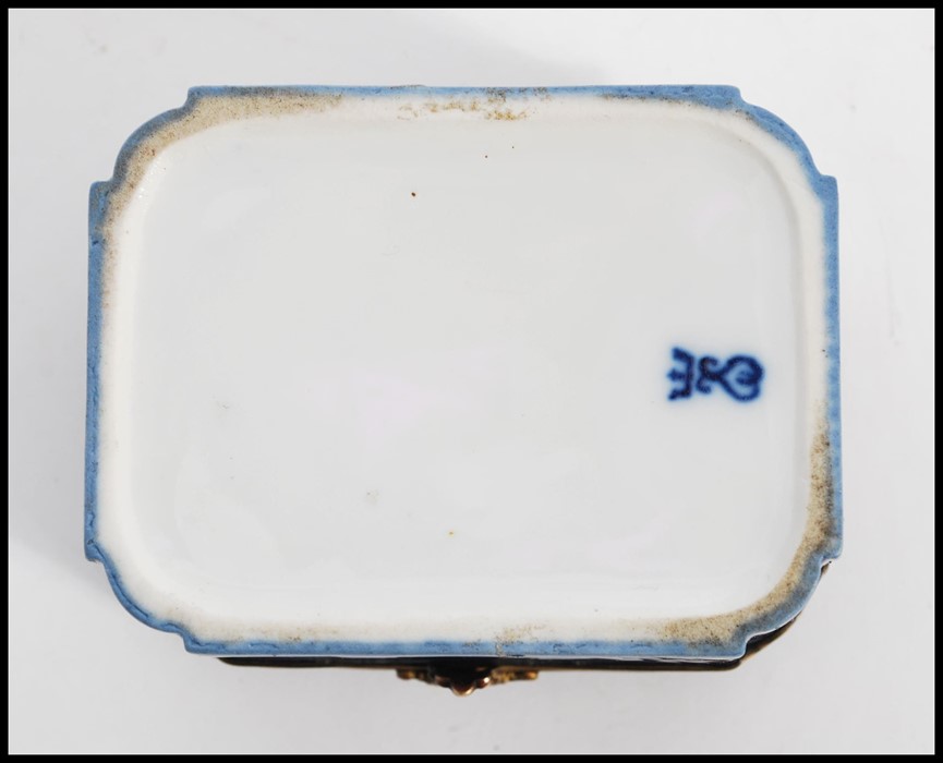 An early 20th Century continental German porcelain blue ceramic casket / trinket box with a pat - Image 5 of 5