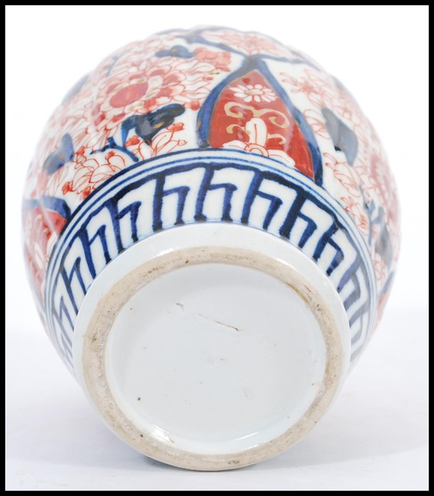 A 19th century Chinese Imari jar / vase / urn and cover having typical hand painted Imari decoration - Image 6 of 6