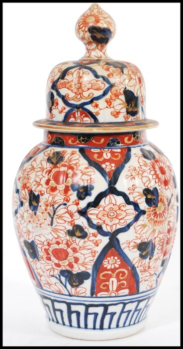 A 19th century Chinese Imari jar / vase / urn and cover having typical hand painted Imari decoration - Image 2 of 6