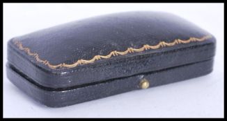 A vintage early 20th century leather jewellery bar brooch box having a gilt tooled edge. Silk