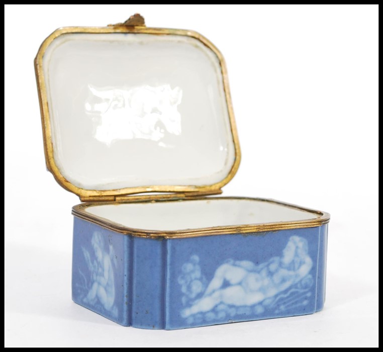 An early 20th Century continental German porcelain blue ceramic casket / trinket box with a pat - Image 3 of 5