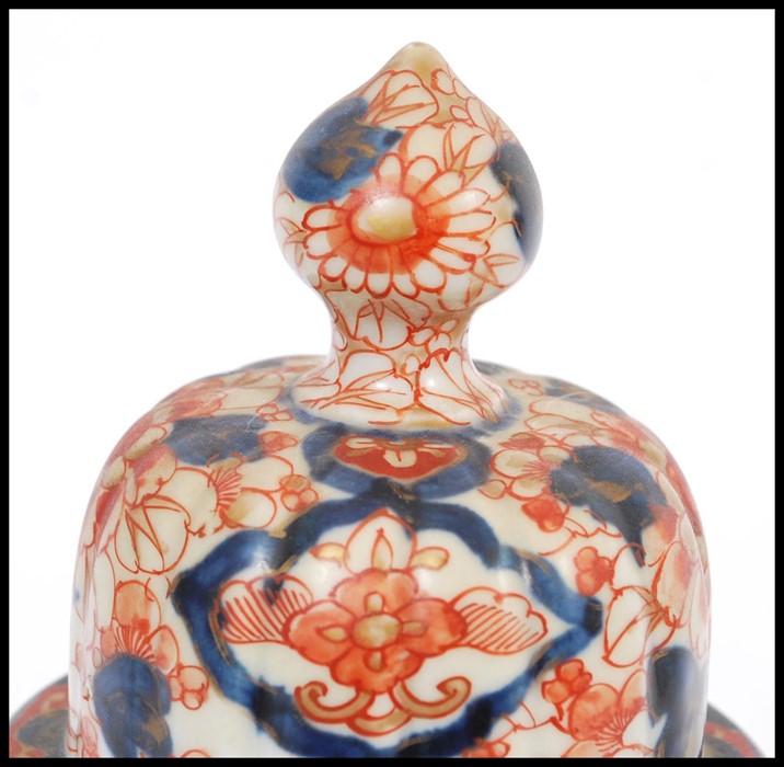 A 19th century Chinese Imari jar / vase / urn and cover having typical hand painted Imari decoration - Image 3 of 6