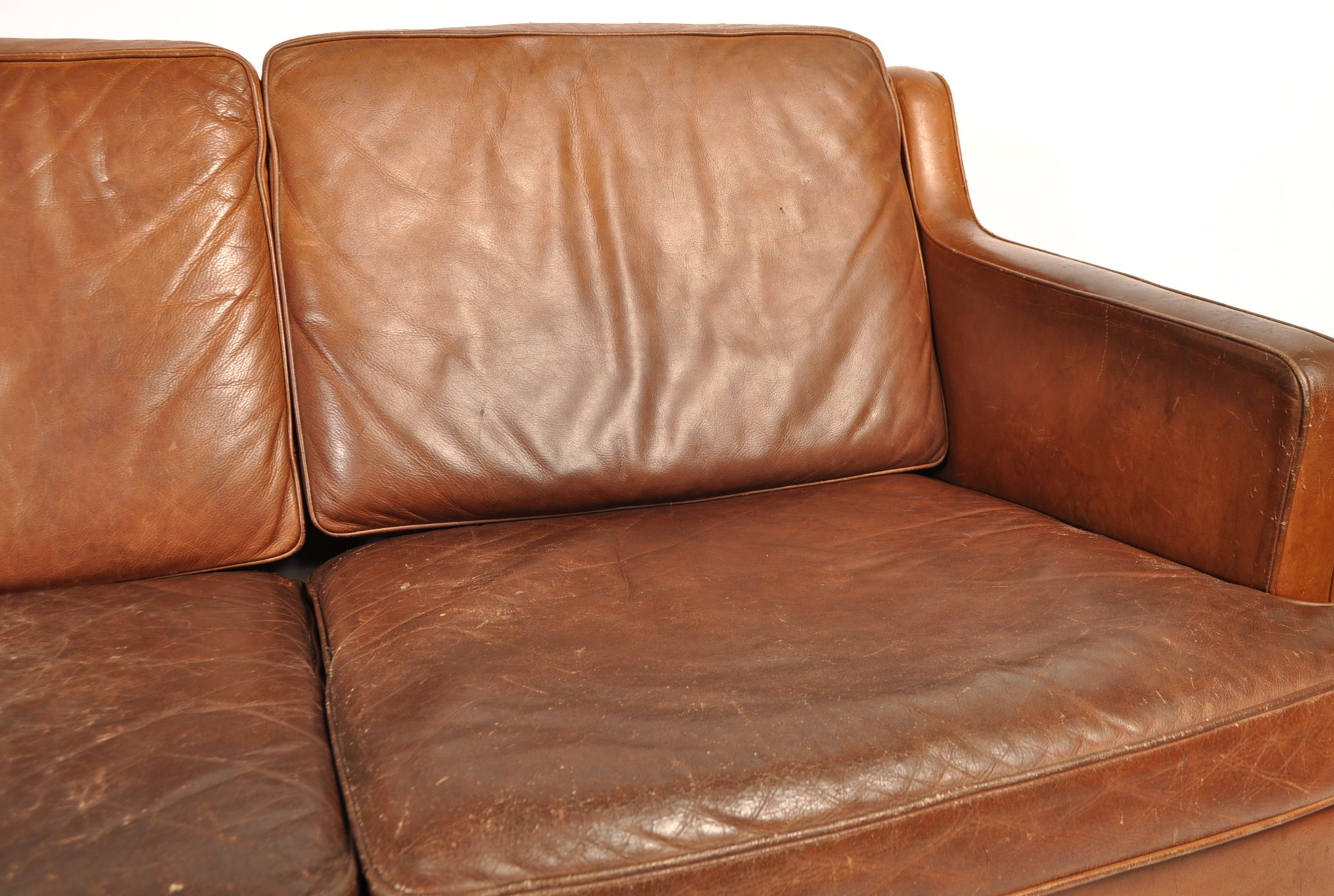 COGNAC LEATHER SOFA SETTEE IN THE MANNER OF BORGE MOGENSEN - Image 5 of 7