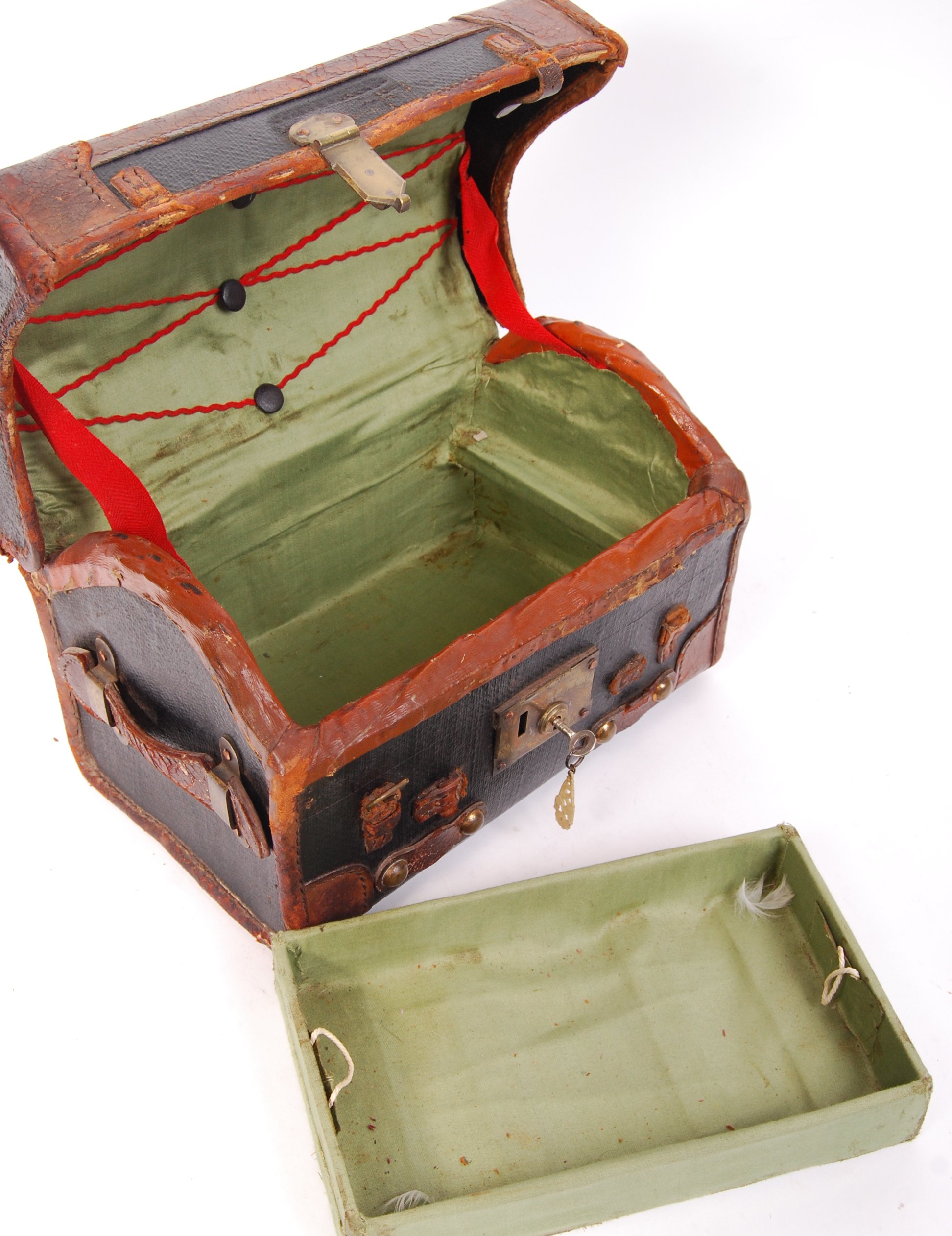 EARLY 20TH CENTURY CANVAS AND LEATHER BOUND TRAVELLING TRUNK - Image 4 of 4