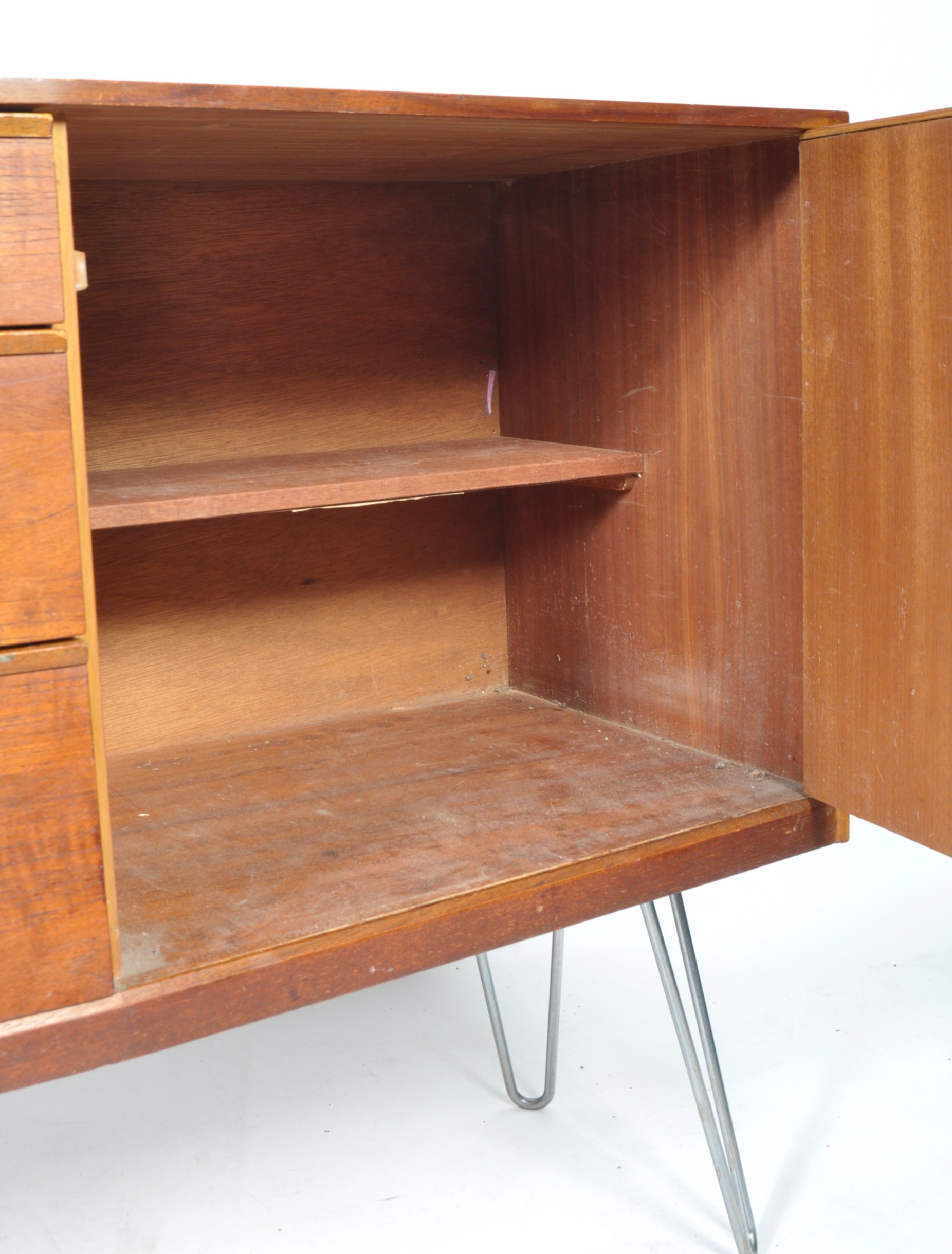 AN AUSTINSUITE RETRO VINTAGE TEAK SIDEBOARD CREDENZA BY FRANK GUILLE - Image 5 of 5