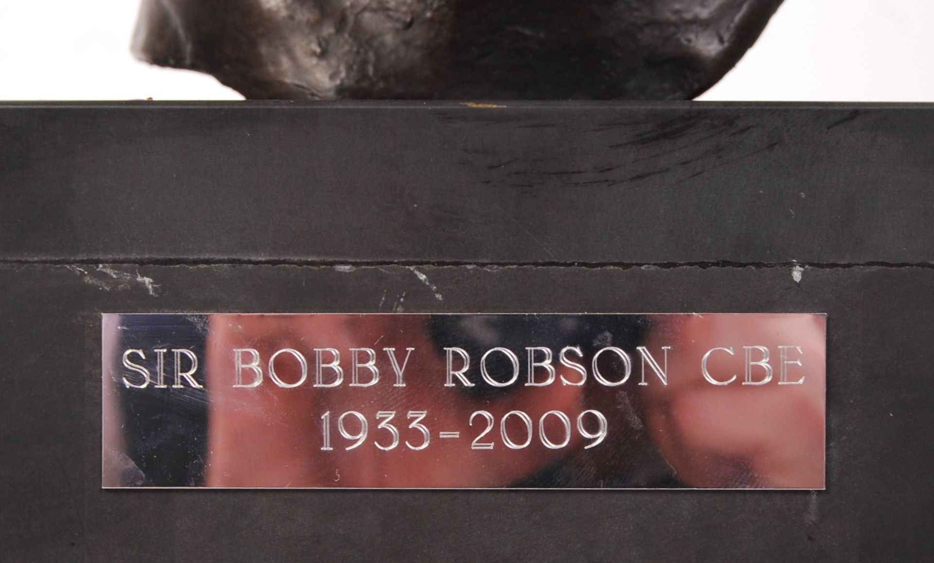 BRONZE CAST BUST OF SIR BOBBY ROBSON CBE ( 1933 - 2009 ) - Bild 4 aus 4