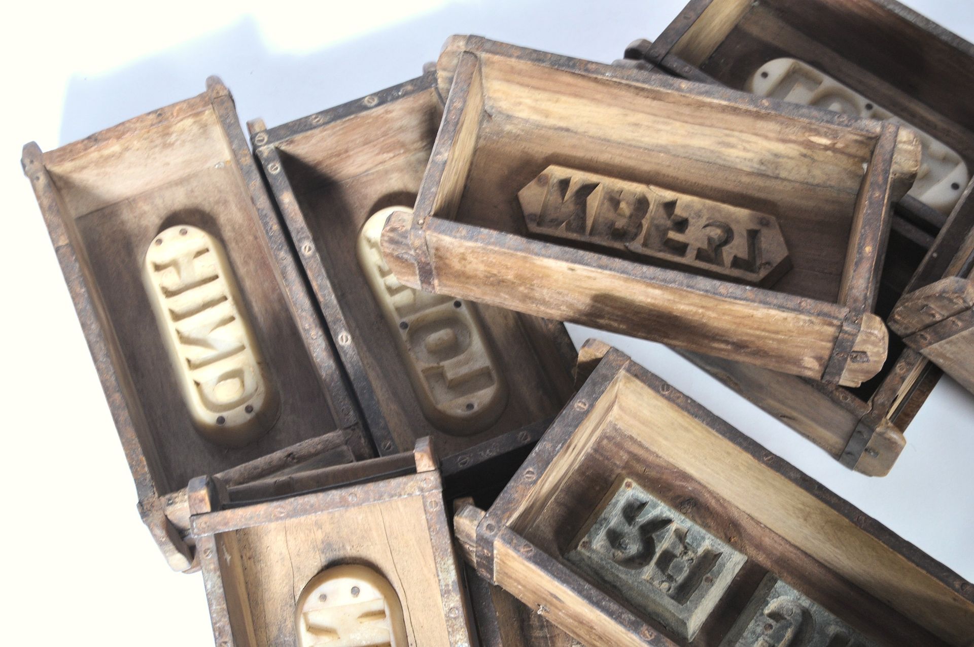 A SET OF 10 MID CENTURY STACKING WOODEN INDUSTRIAL BRICK MOULDS - Bild 4 aus 4