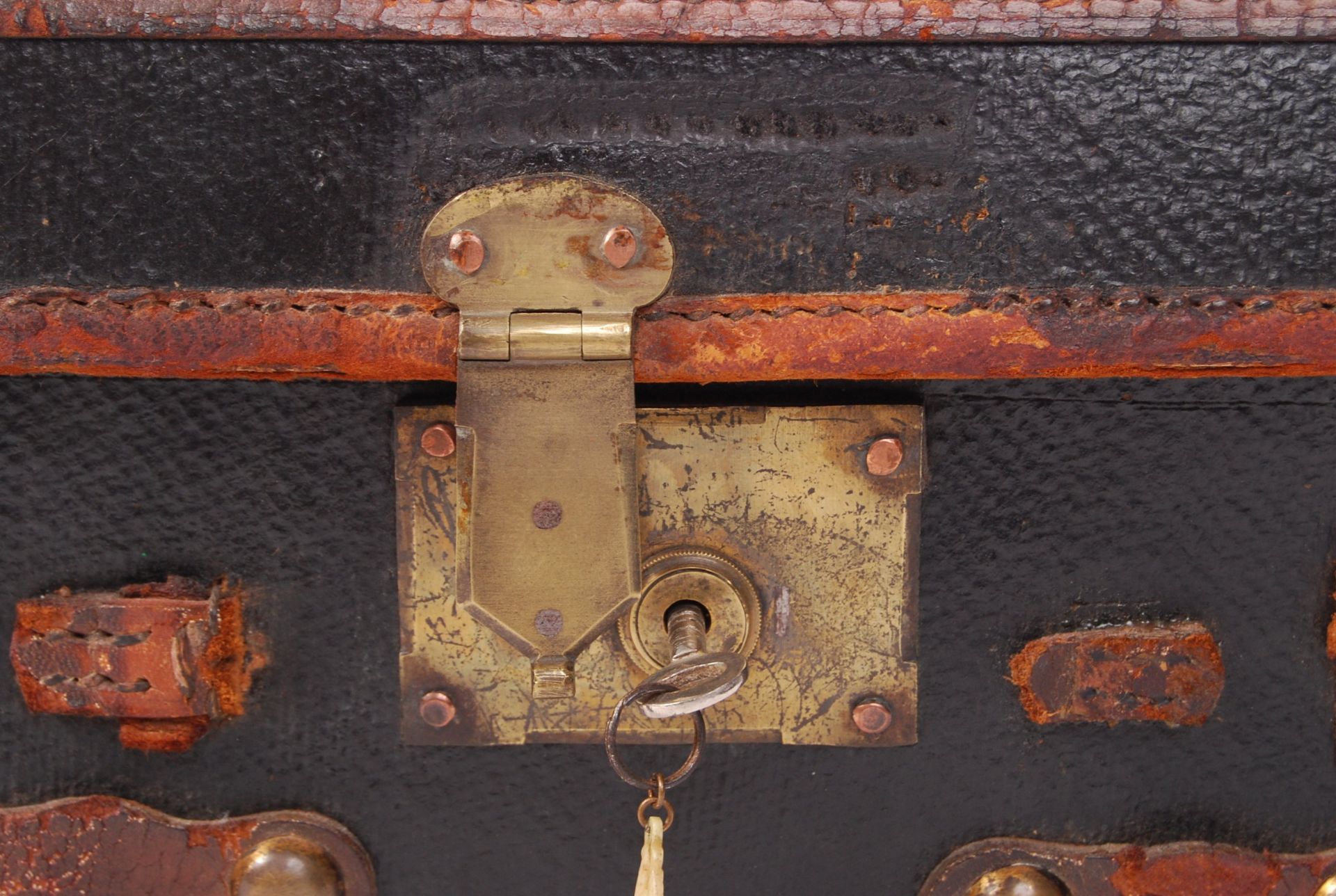 EARLY 20TH CENTURY CANVAS AND LEATHER BOUND TRAVELLING TRUNK - Bild 3 aus 4