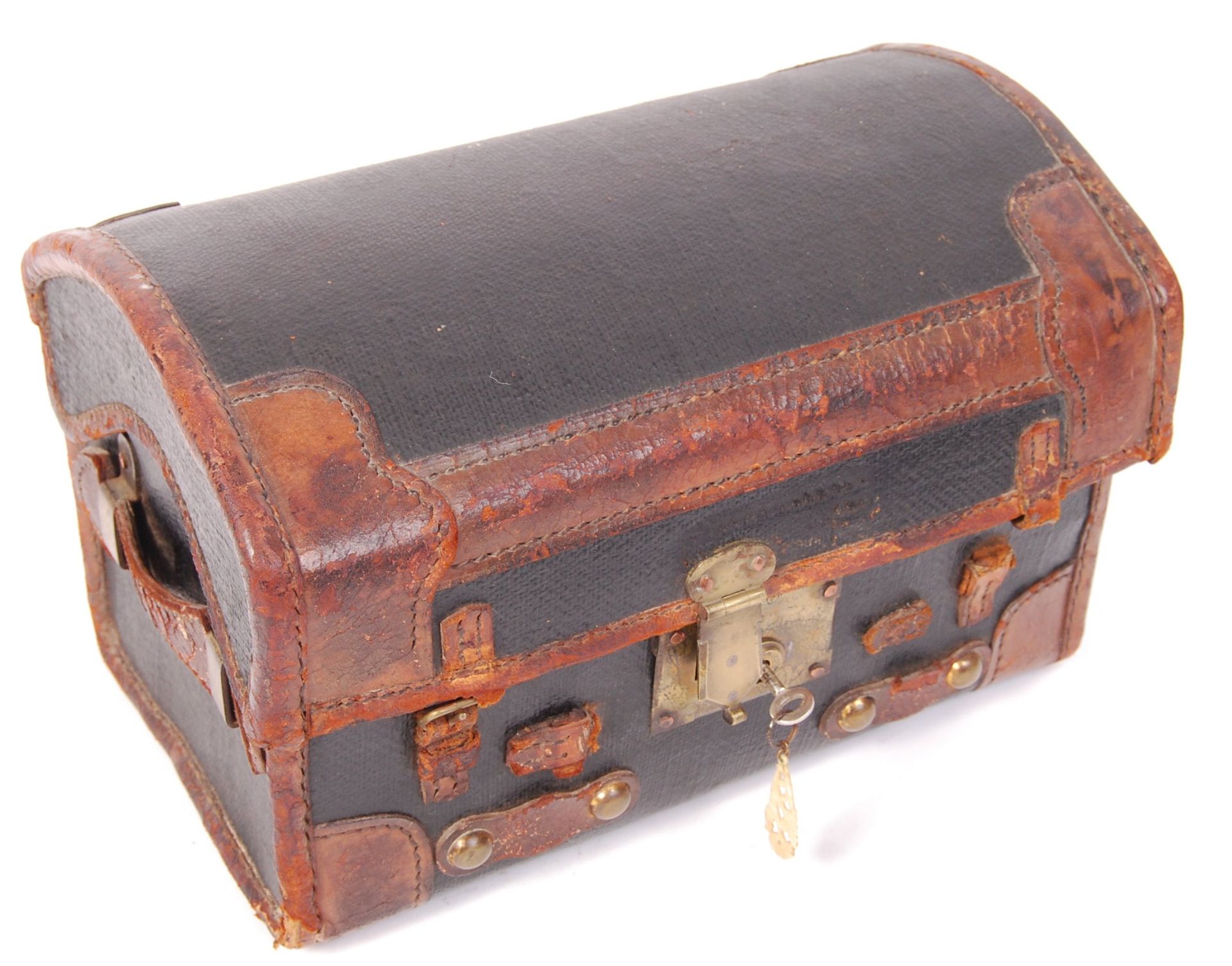 EARLY 20TH CENTURY CANVAS AND LEATHER BOUND TRAVELLING TRUNK - Bild 2 aus 4