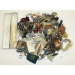 A quantity of costume jewellery.