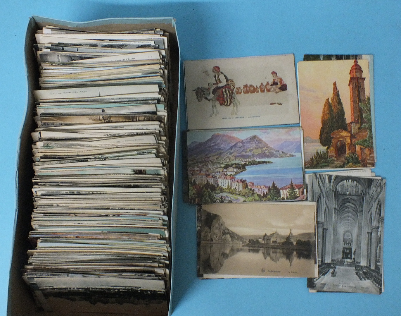 A large quantity of loose foreign topographical and art postcards, approx 700.