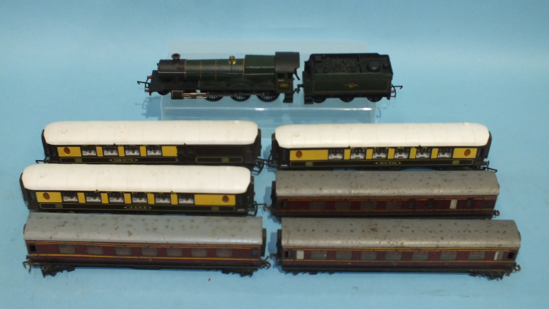 Triang Hornby , OO gauge, R759, 4-6-0 BR Hall Class locomotive no.4983 and three named carriages,