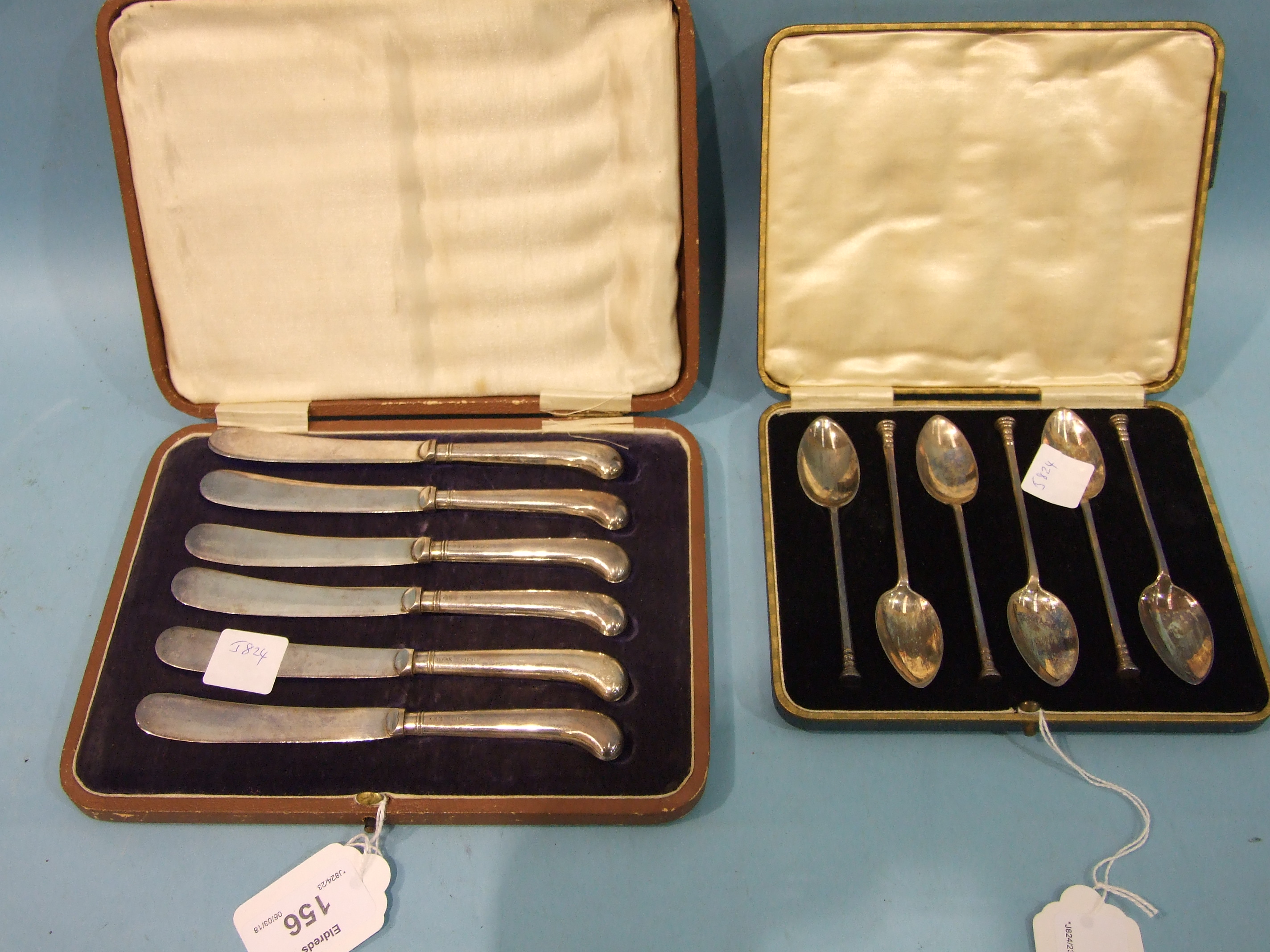 A set of six silver seal top teaspoons in fitted box, Sheffield 1928 and a set of silver pistol