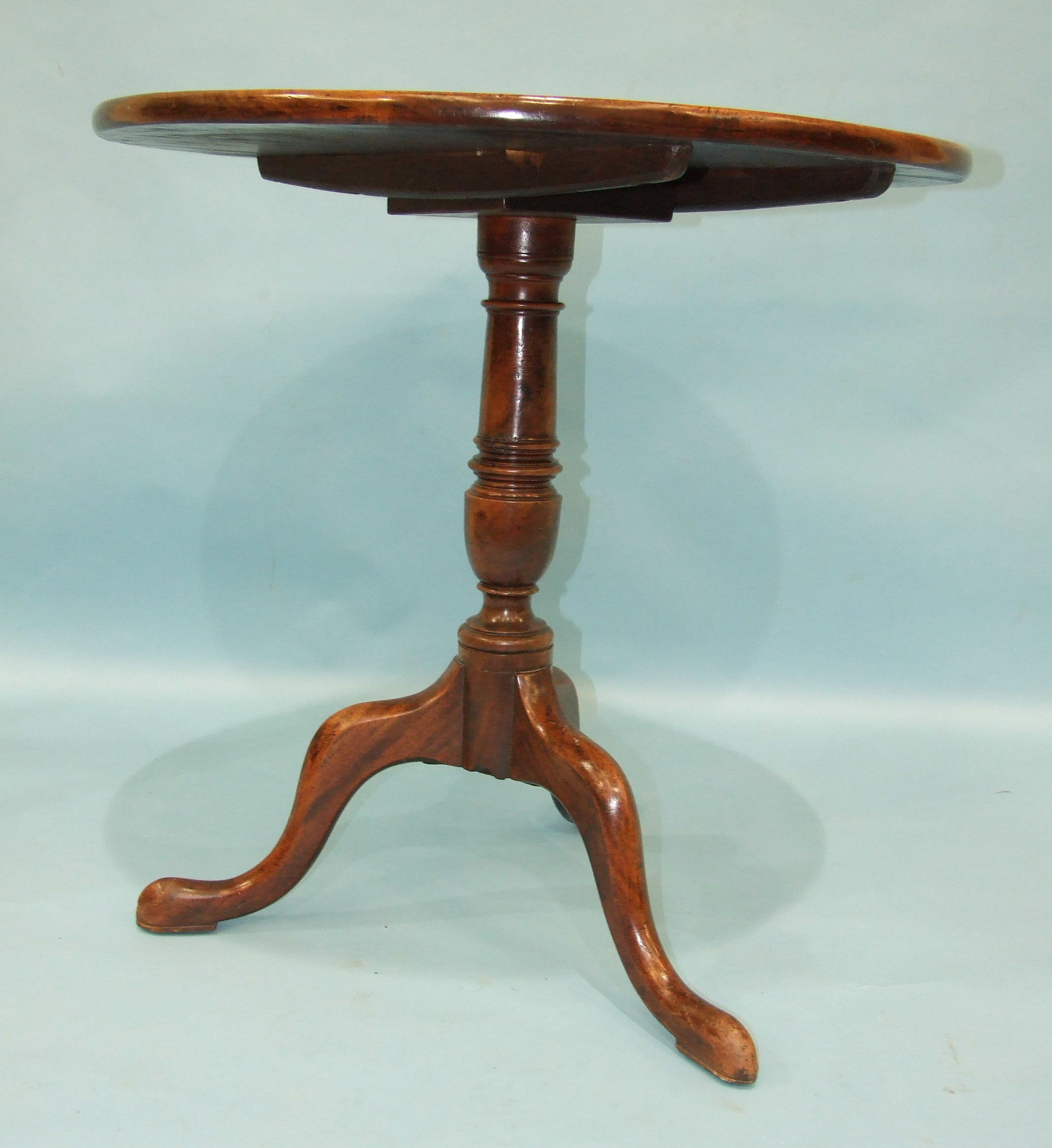 A Georgian mahogany circular tilt-top table with turned stem and cabriole tripod, 72cm diameter, ( - Image 2 of 2