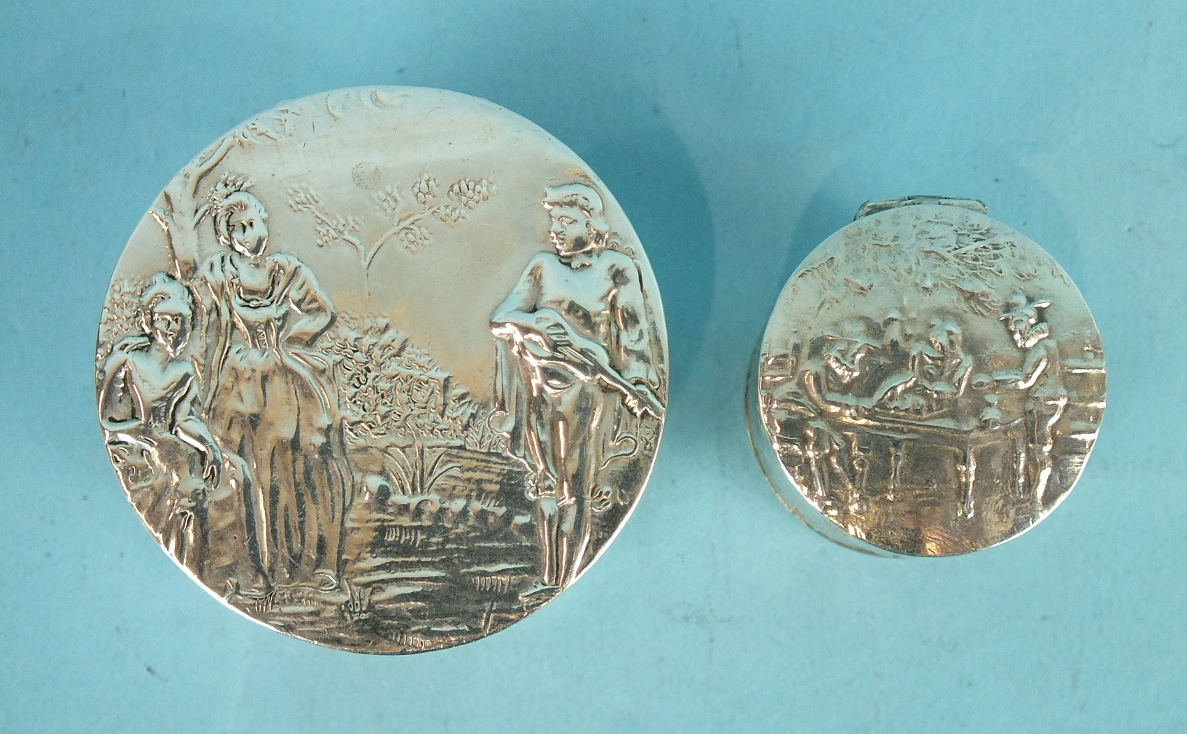 A small Continental silver round snuff box, the lid embossed with a musician and two girls, 4.8cm