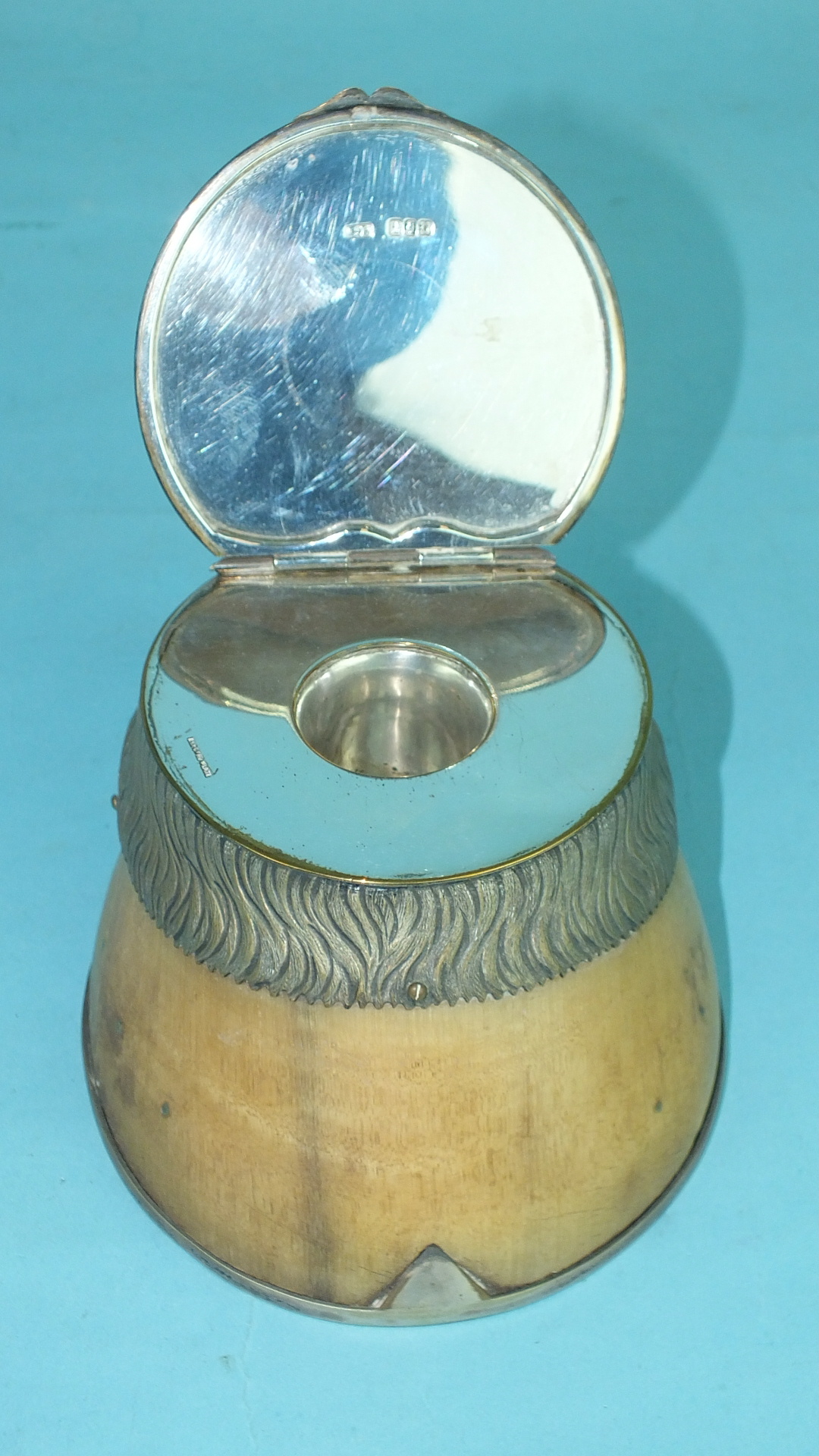 A horse's hoof inkwell with plated horse shoe and mount, the silver hinged lid engraved Pretty Polly - Image 3 of 6