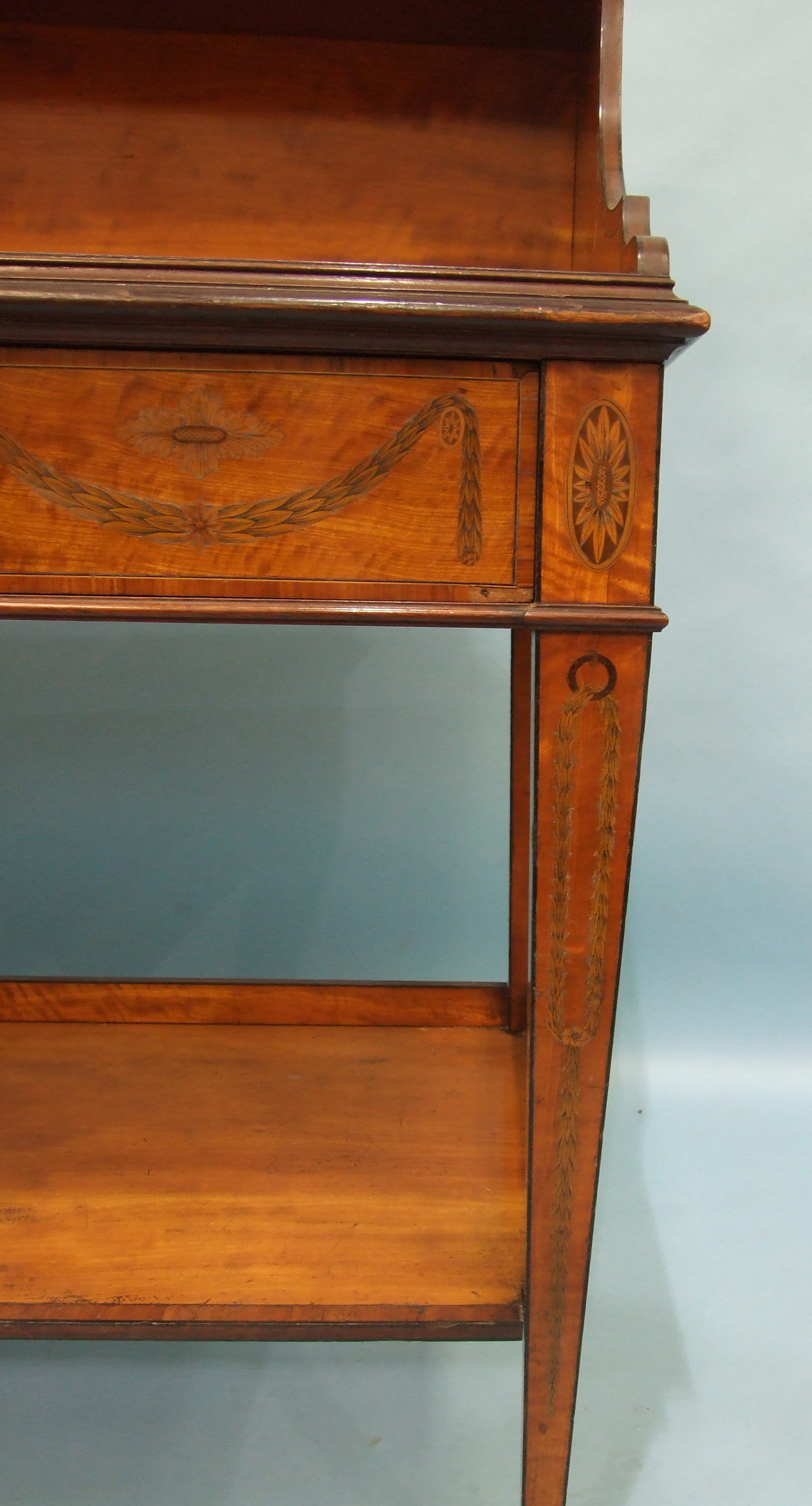 An inlaid and cross-banded satinwood serving table in the Adam taste, the low shelved back above a - Image 3 of 4