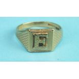 A 9ct gold signet ring with raised 'E', size W½, 5.8g.