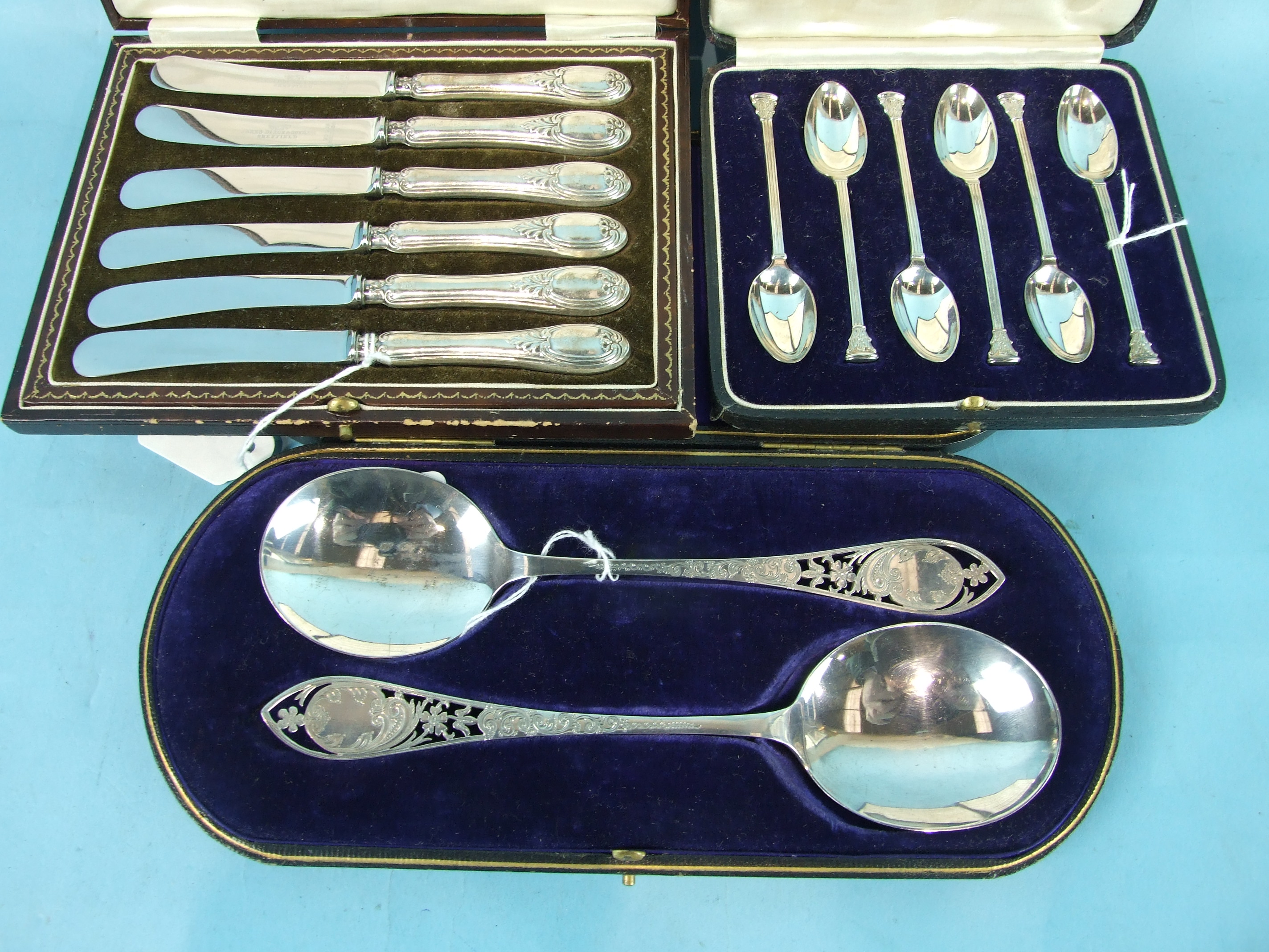 A pair of cased serving spoons, Sheffield 1907, a set of six seal-top teaspoons, London 1903,