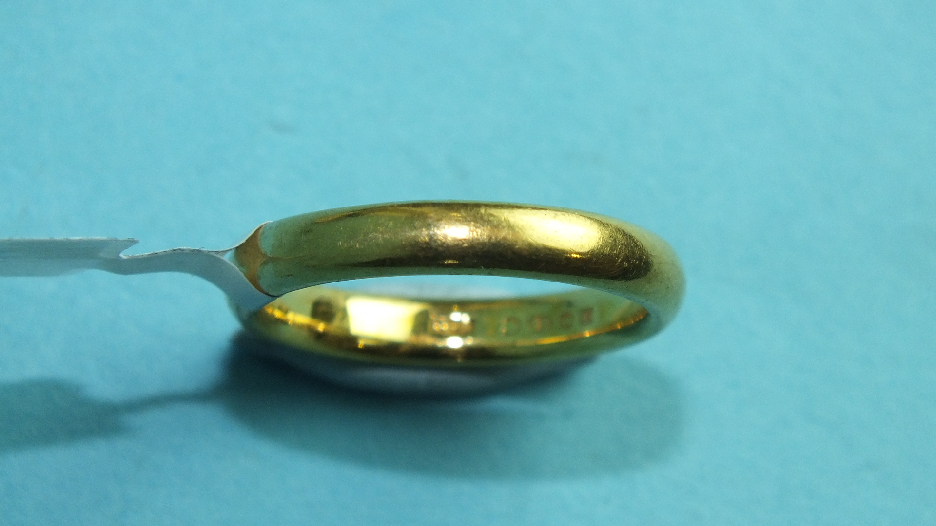 A 22ct gold wedding band, size N, 6g.