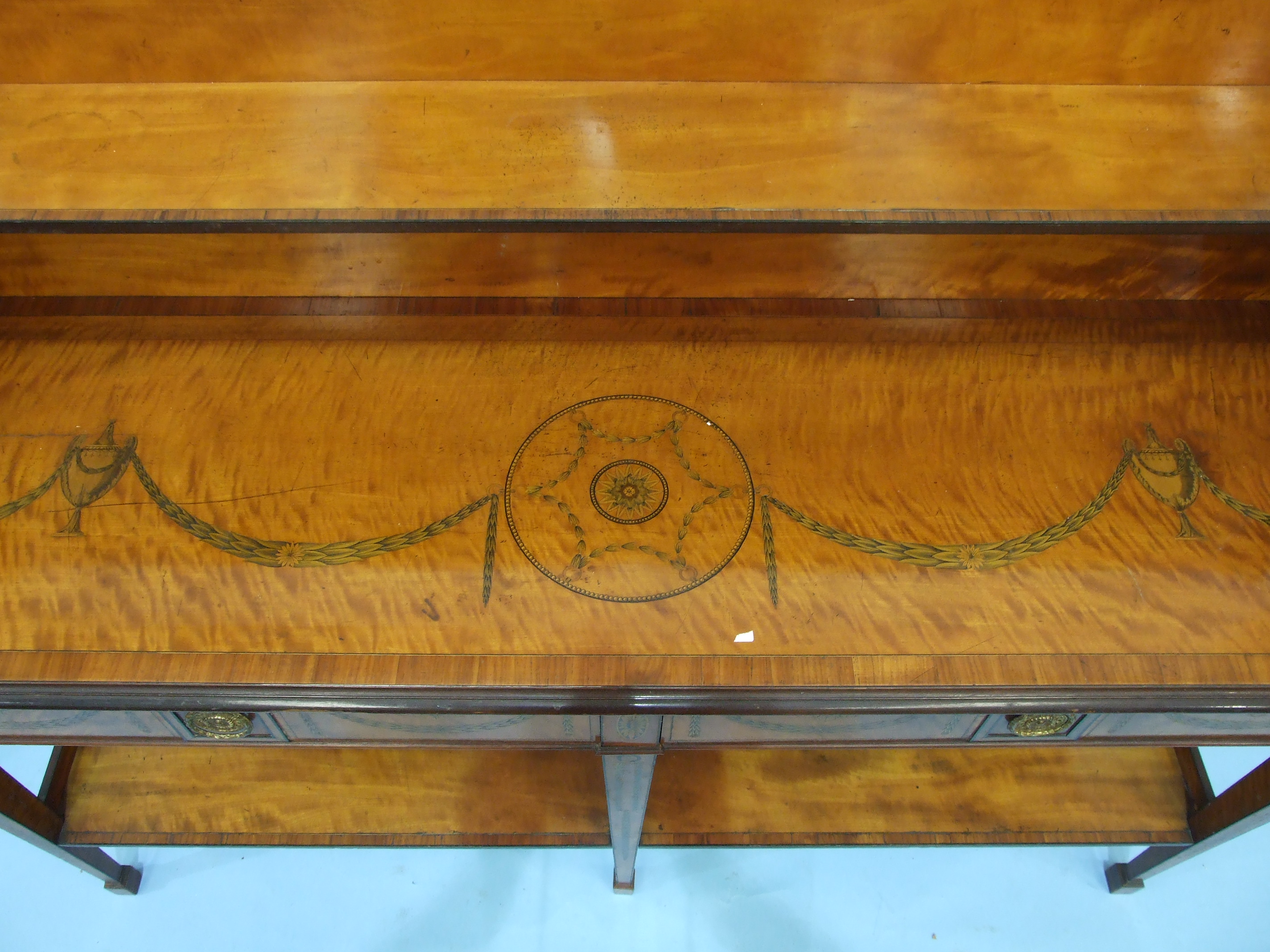 An inlaid and cross-banded satinwood serving table in the Adam taste, the low shelved back above a - Image 4 of 4