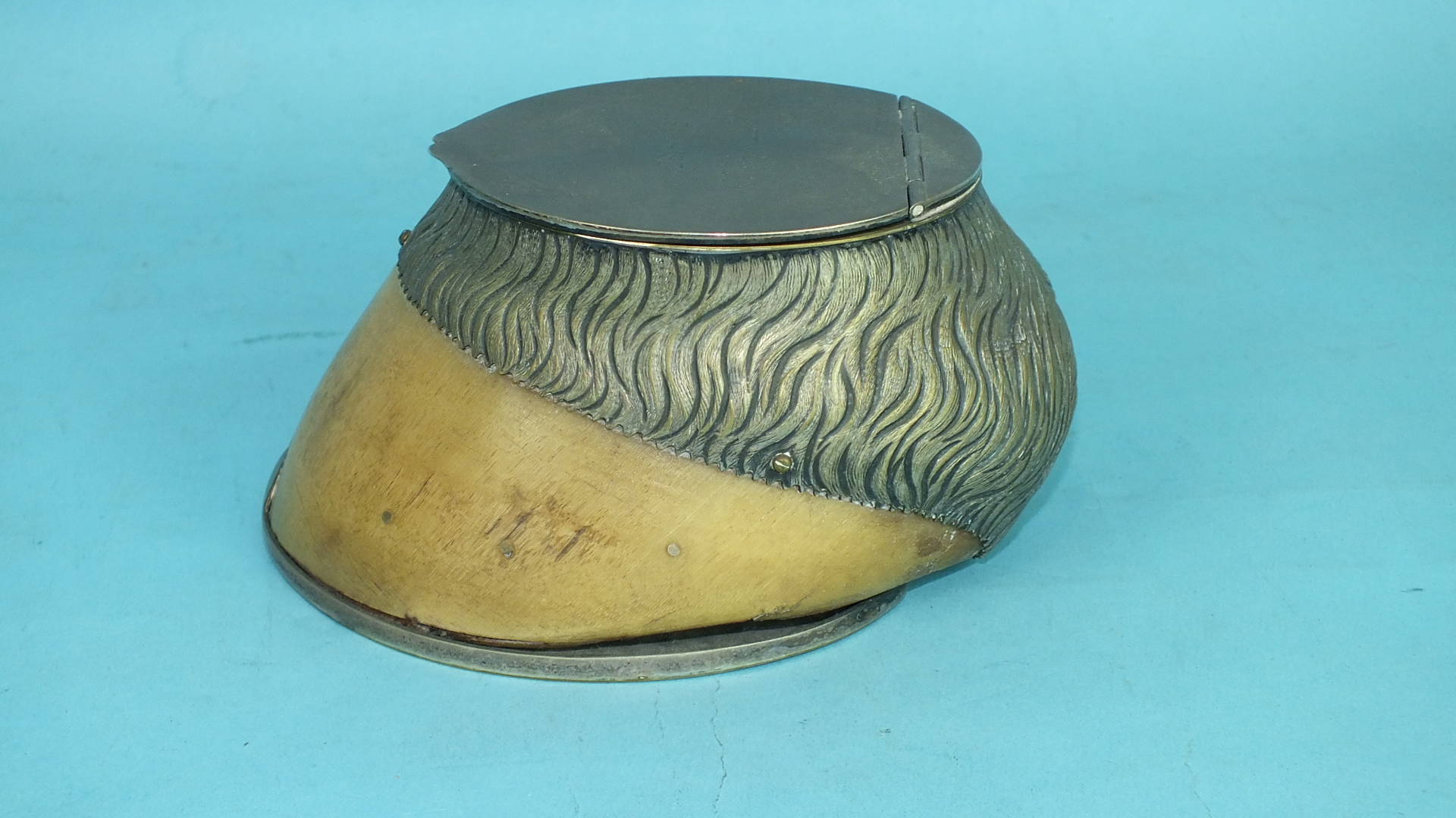 A horse's hoof inkwell with plated horse shoe and mount, the silver hinged lid engraved Pretty Polly - Image 4 of 6