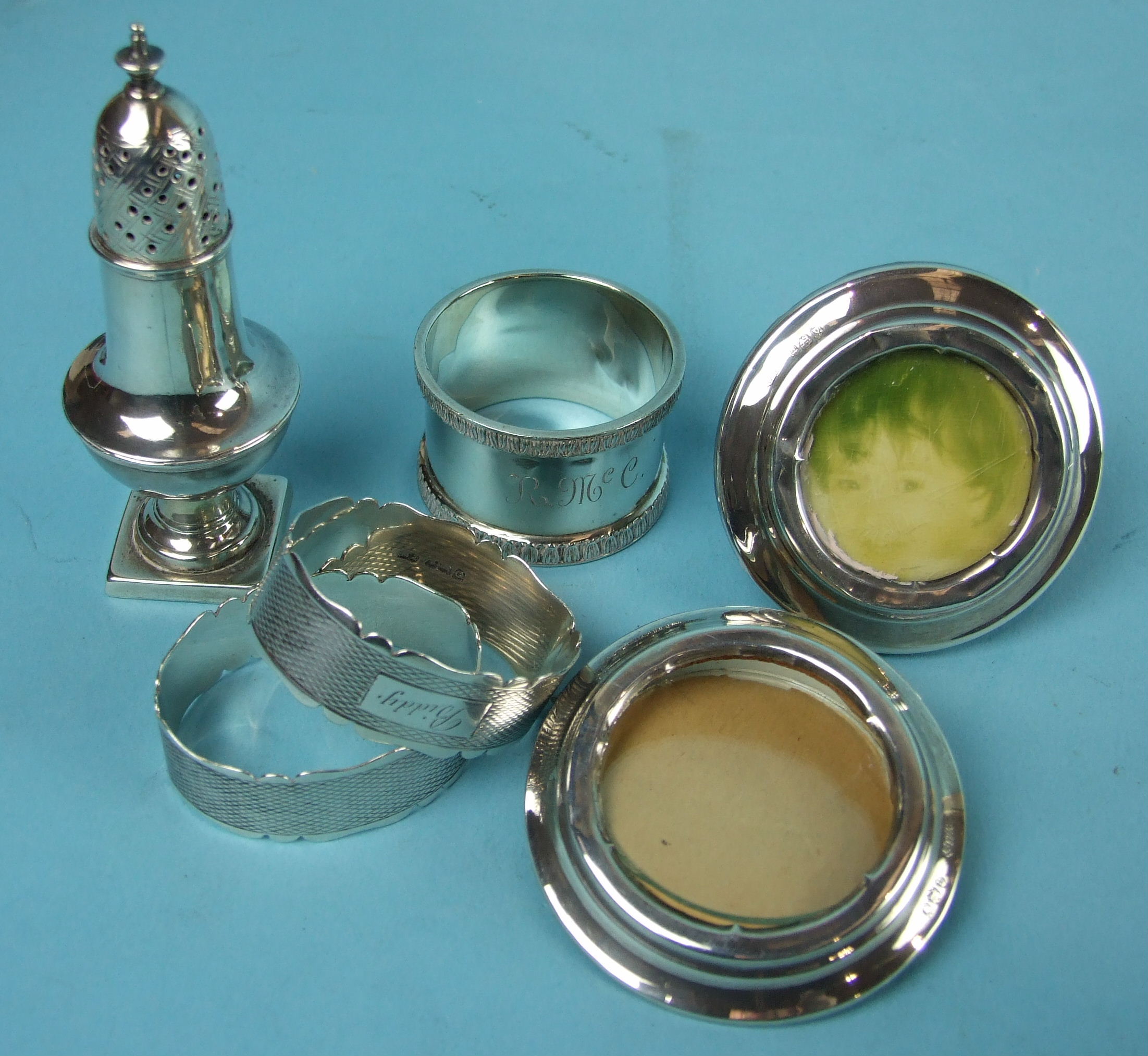 A pair of small circular photograph frames, 6cm diameter, London 1915, two engine-turned napkin