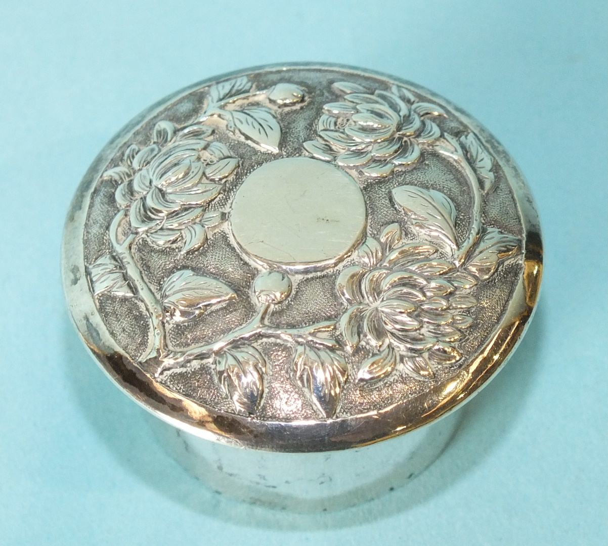 A small Chinese silver pill box of cylinder form, with embossed screw top, maker HC, 4.5cm diameter. - Image 2 of 4