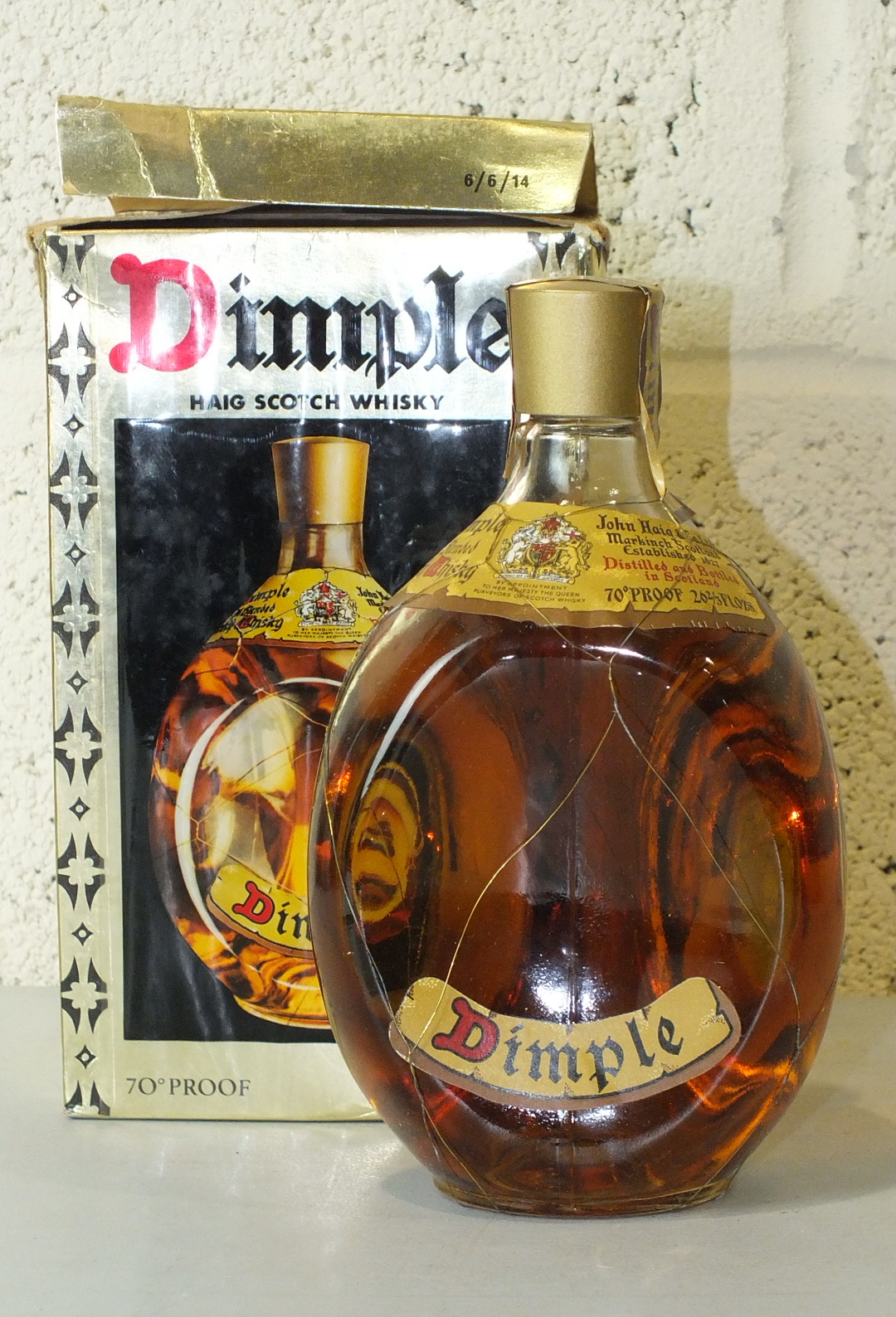 John Haig & Co. Dimple Whisky, 26 2/3 fl.oz., 70% vol, with plastic cap and wire, one bottle in box,