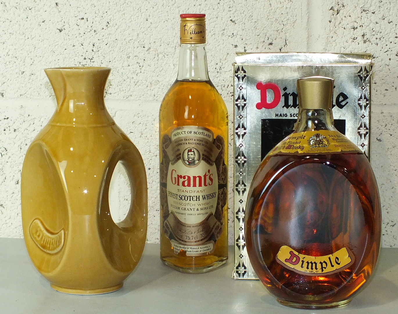 John Haig & Co Ltd, Dimple Scotch whisky, in box, plastic cap, one bottle, a ceramic Dimple water