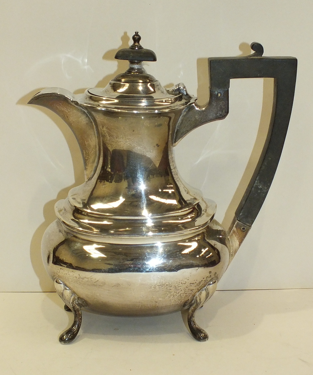 A Walker & Hall silver coffee pot of plain baluster form, 22cm high, Sheffield 1941, total weight