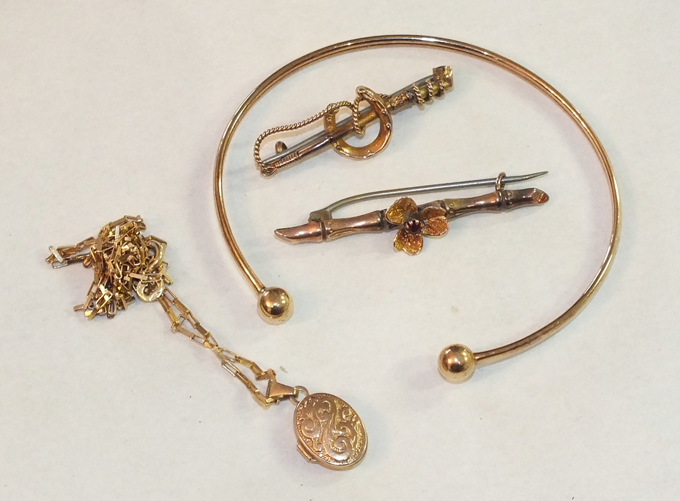 A 9ct gold bangle with bead terminals, a small 9ct gold locket on chain and two small brooches, (1