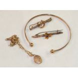 A 9ct gold bangle with bead terminals, a small 9ct gold locket on chain and two small brooches, (1