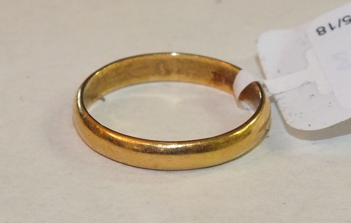 A 22ct gold wedding band, size S, 4g.