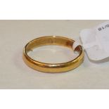 A 22ct gold wedding band, size S, 4g.