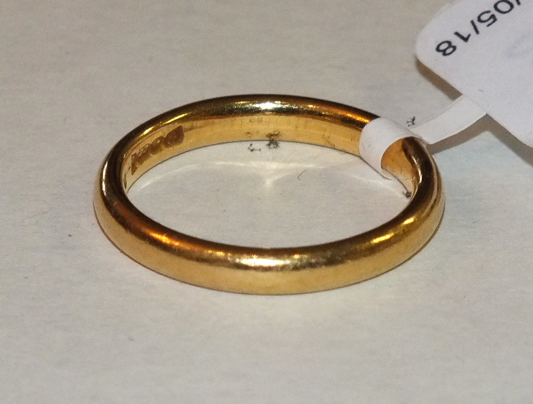 A 22ct gold wedding band, size Q, 5.4g.