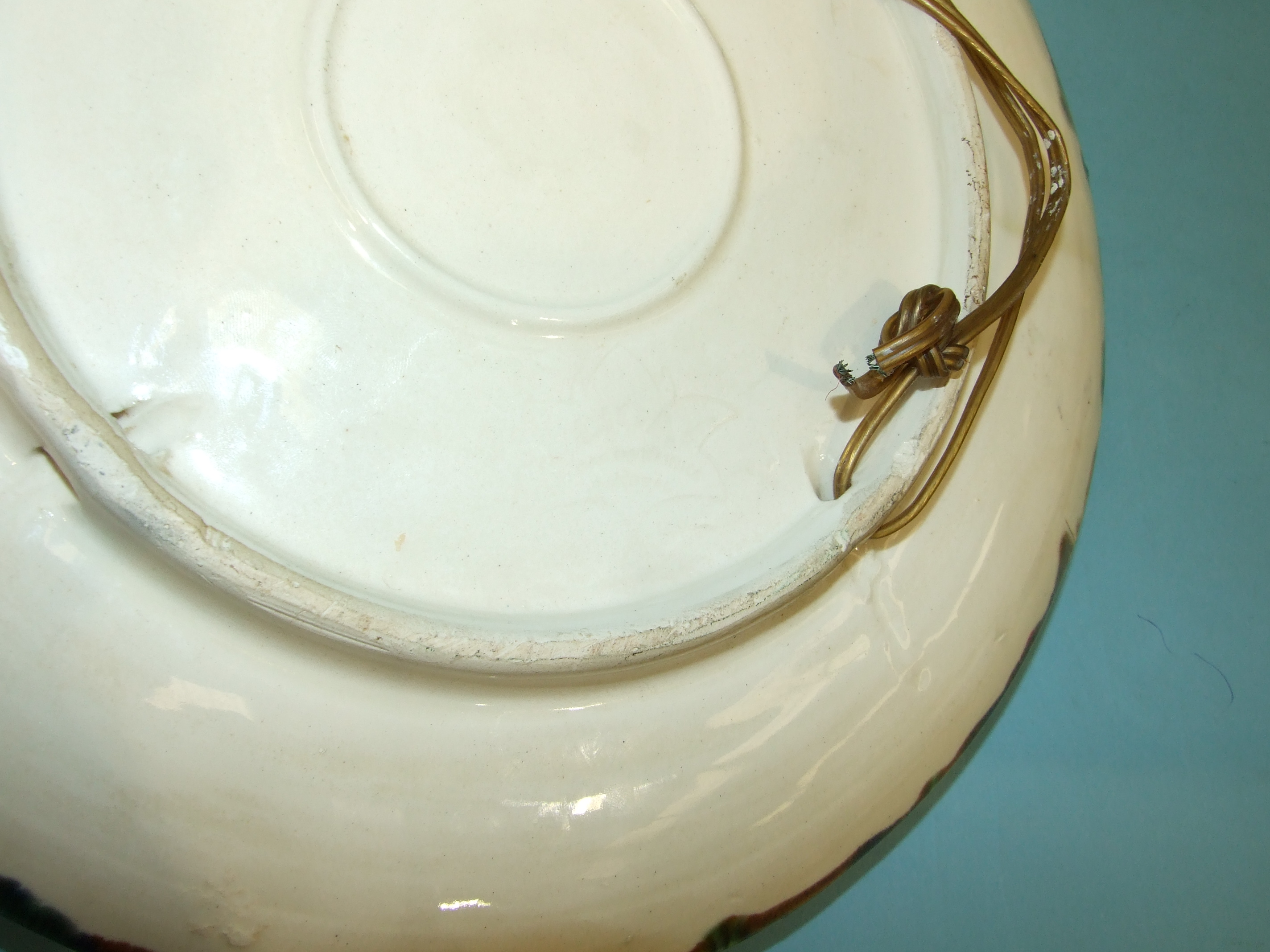 A Portuguese Palissy Ware dish decorated in relief with a spider crab, mussels and other - Bild 4 aus 4